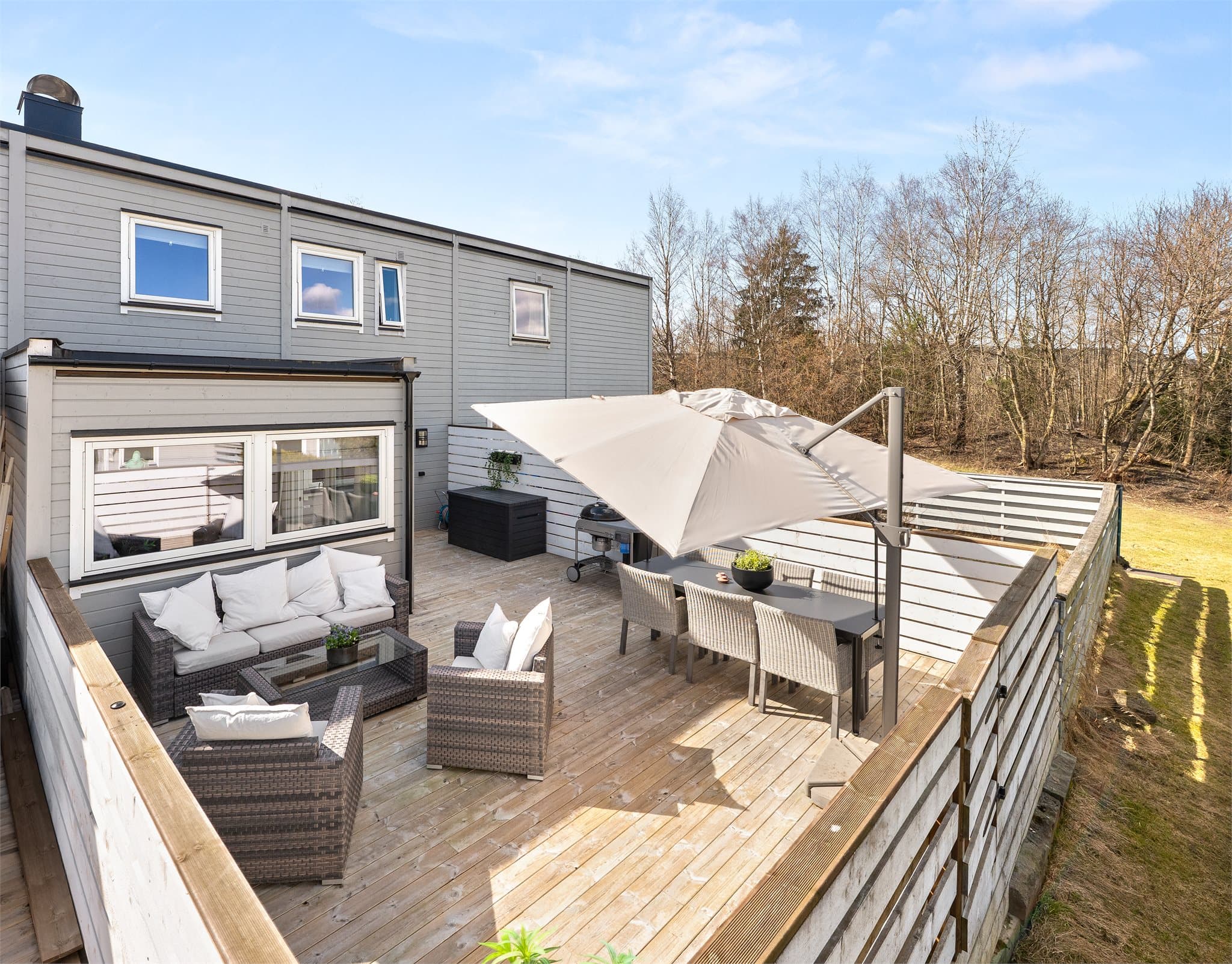 Her får du to romslige uteplasser med gode solforhold.