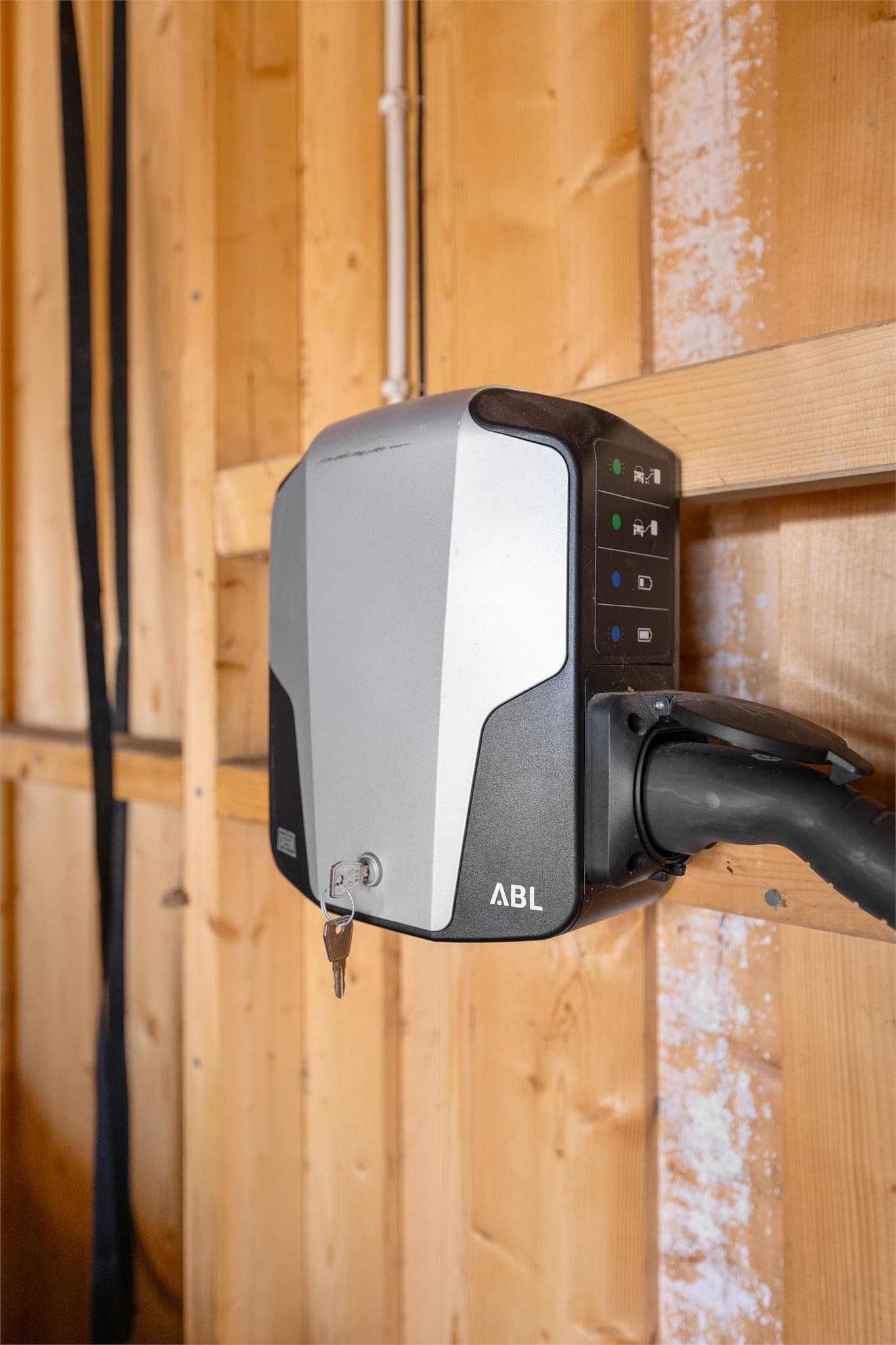 Det er montert elbil-lader i garasjen.