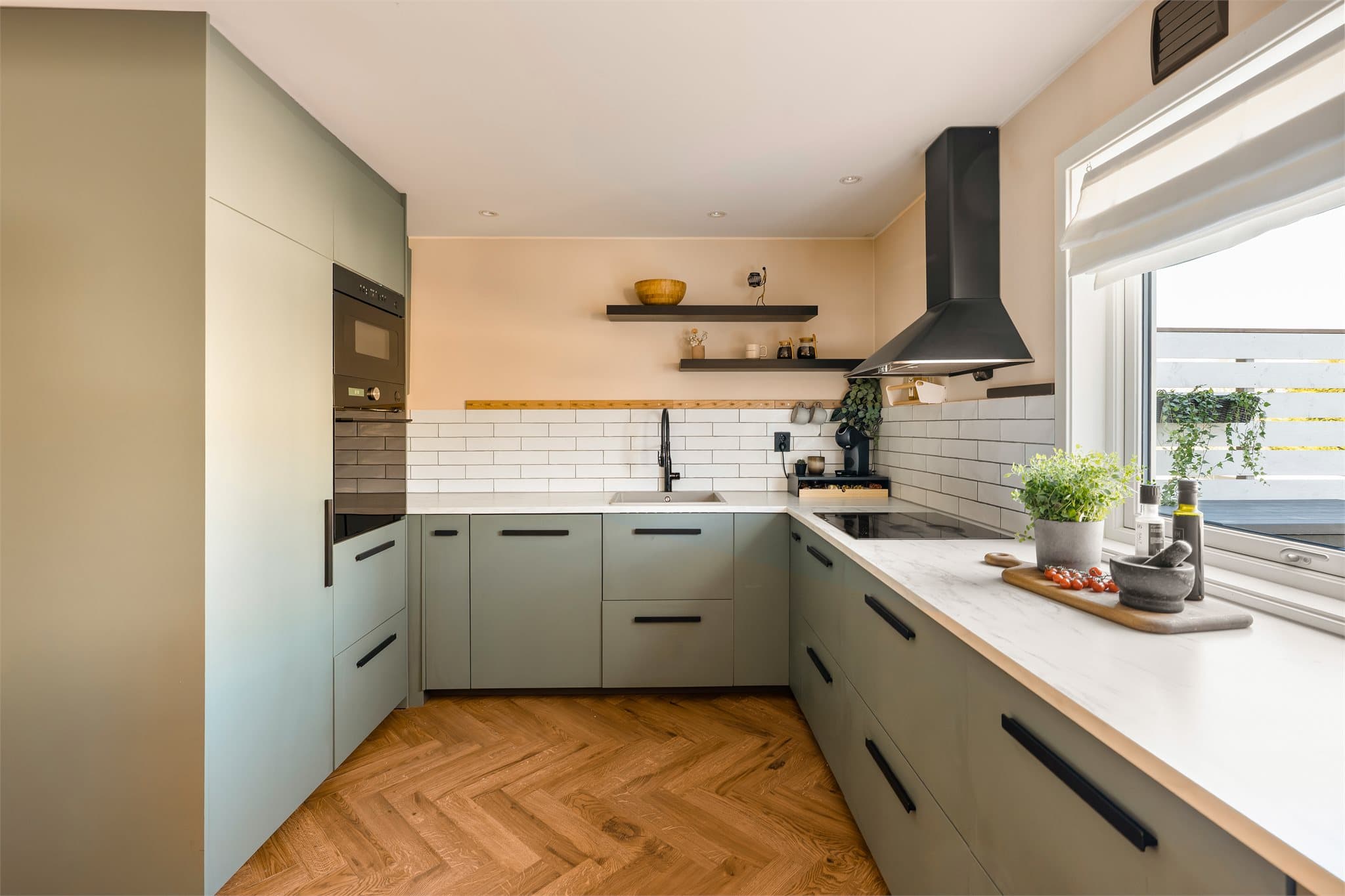 Kjøkkenet har opplegg for integrert oppvaskmaskin, uttrekkbar kran, platetopp, stekeovn, mikrobølgeovn og integrert kjøl/fryseskap.