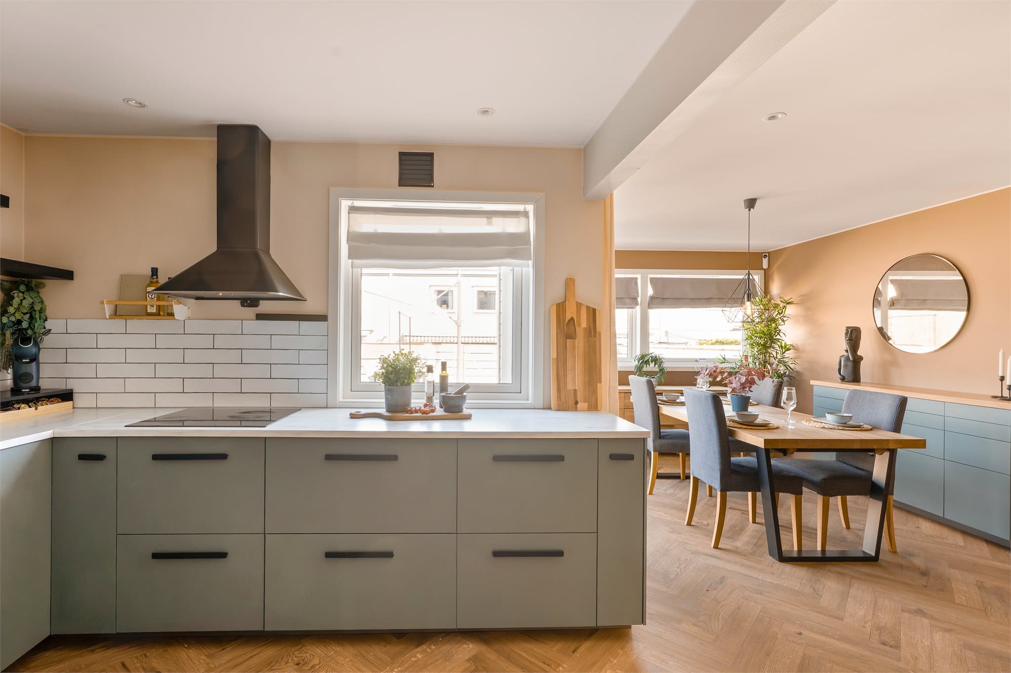 Det er installert komfyrvakt, samt aquastop/lekkasjevarsler med sensor og magnetventil.