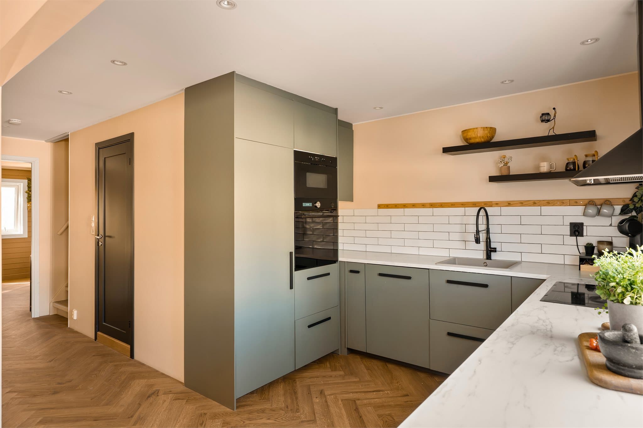 Lekkert og moderne kjøkken fra 2022. Innredningen fra IKEA tilbyr godt med oppbevaring- og benkeplass.