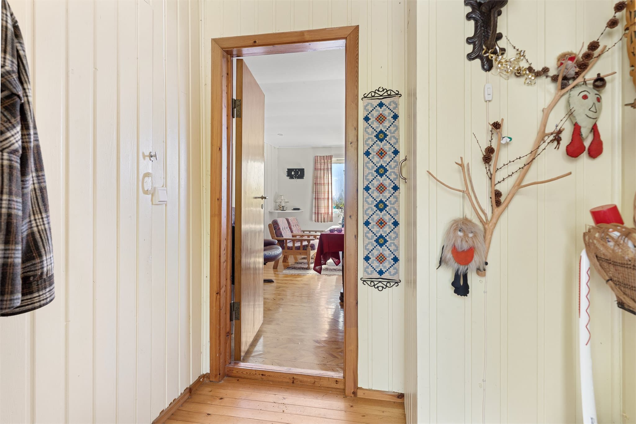 Gulv av heltre i vindfang som måler 3,8 m²