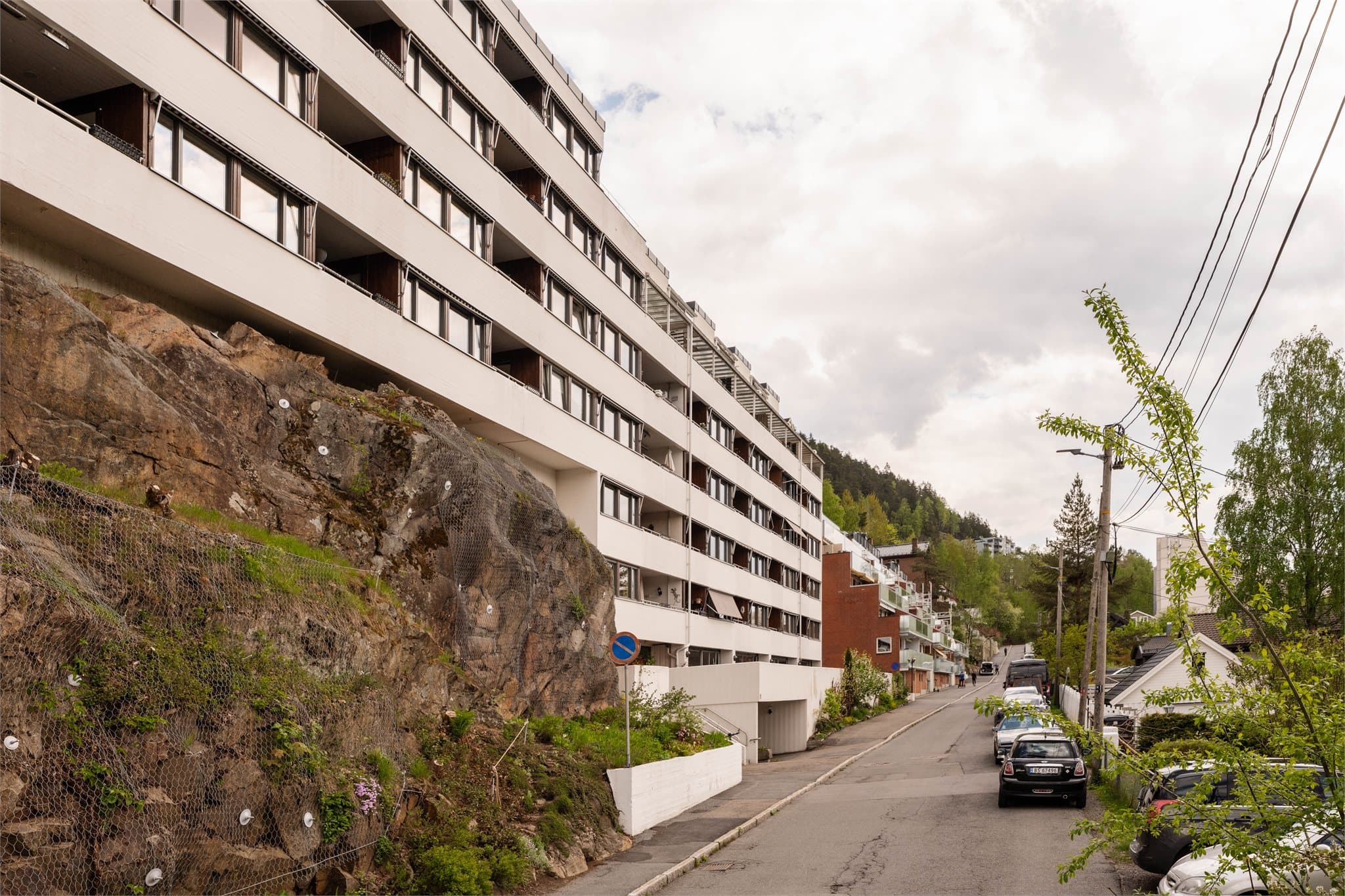 Bygget er oppført i 1975 med bærende konstruksjoner i betong og fasader i malt betong og trekledning