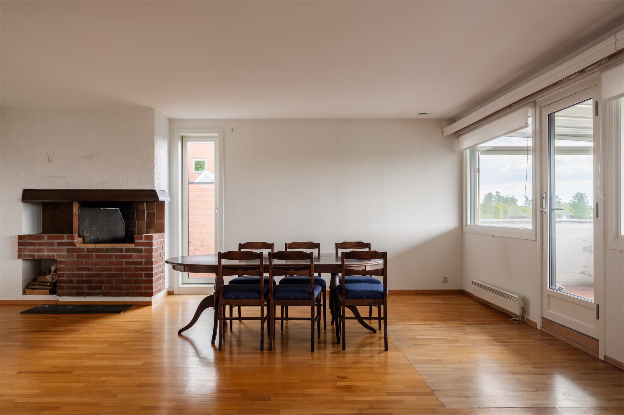 Stuen har god plass til spisebord ved de store lyse vinduene