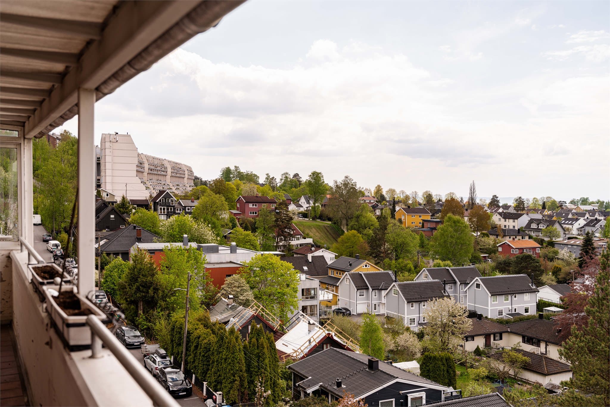 Leiligheten ligger i et attraktivt og rolig boligområde med villa- og småhusbebyggelse