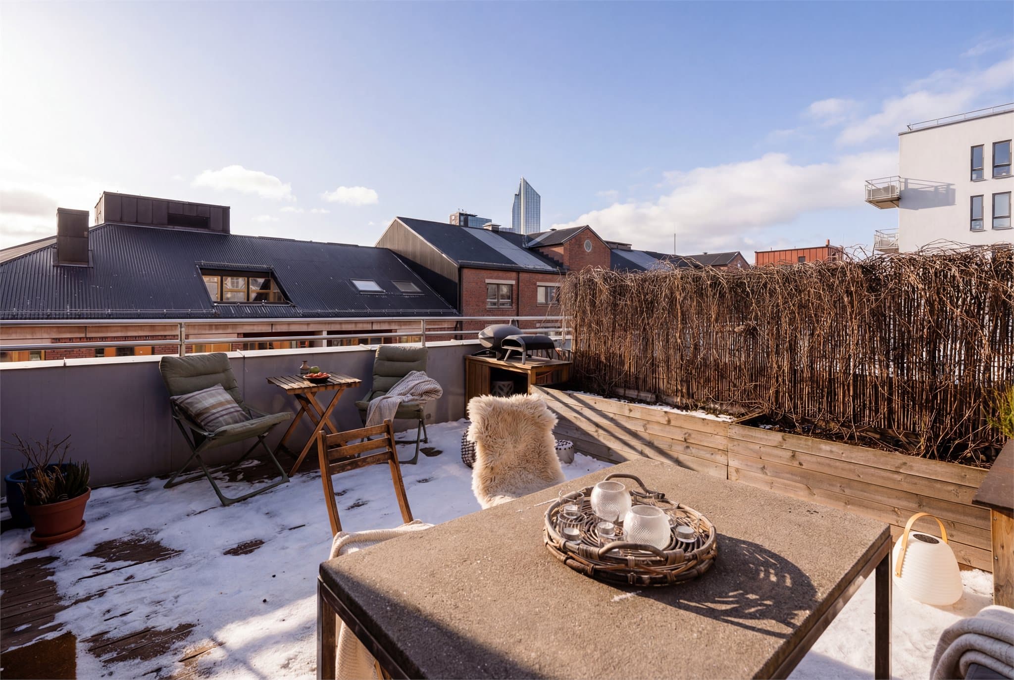 Den private, solrike og sydvendte takterrassen på 25 m² er en sjelden forlengelse av leiligheten.