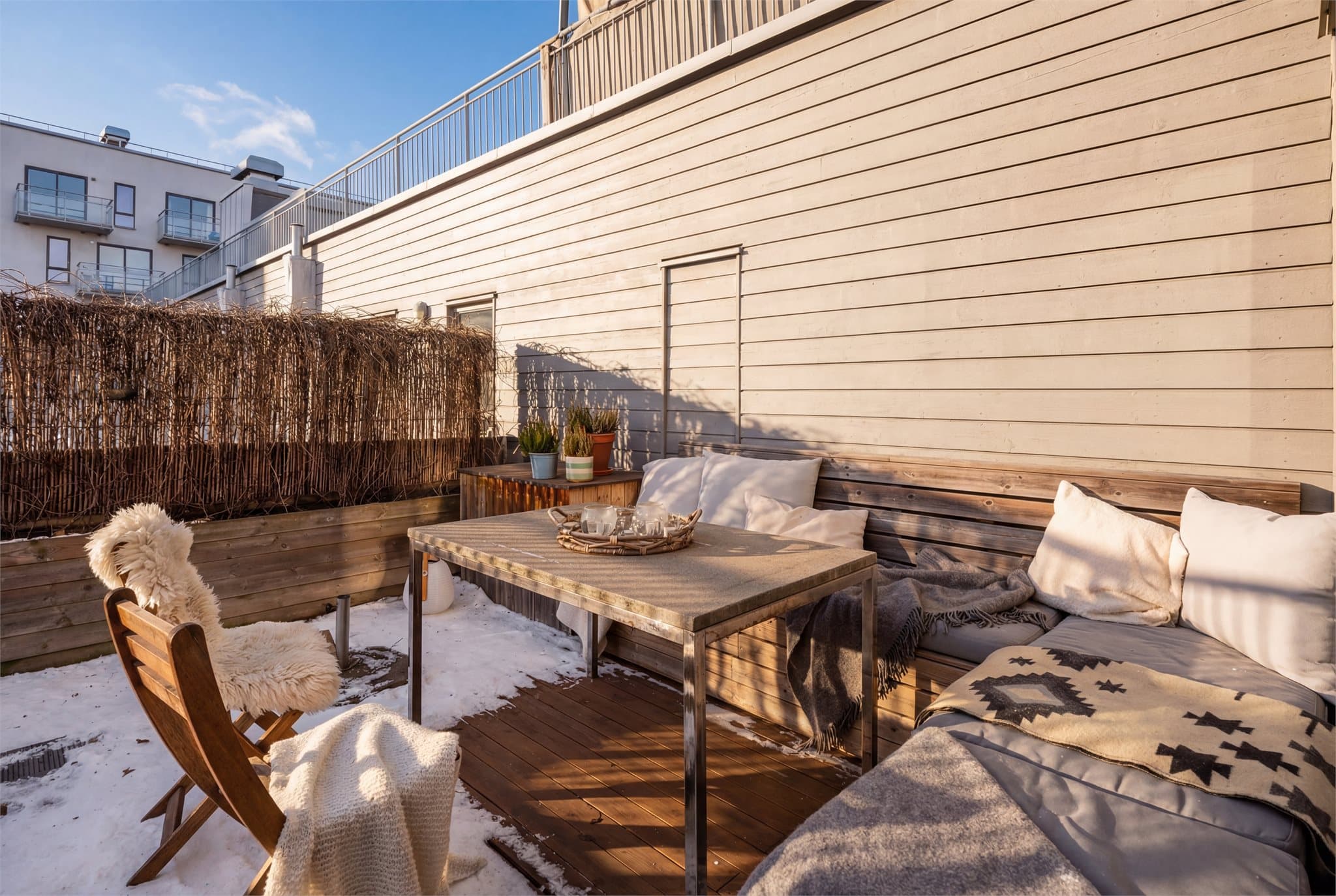 Takterrassen har en tett rekkverksbrystning som skjermer for innsyn.