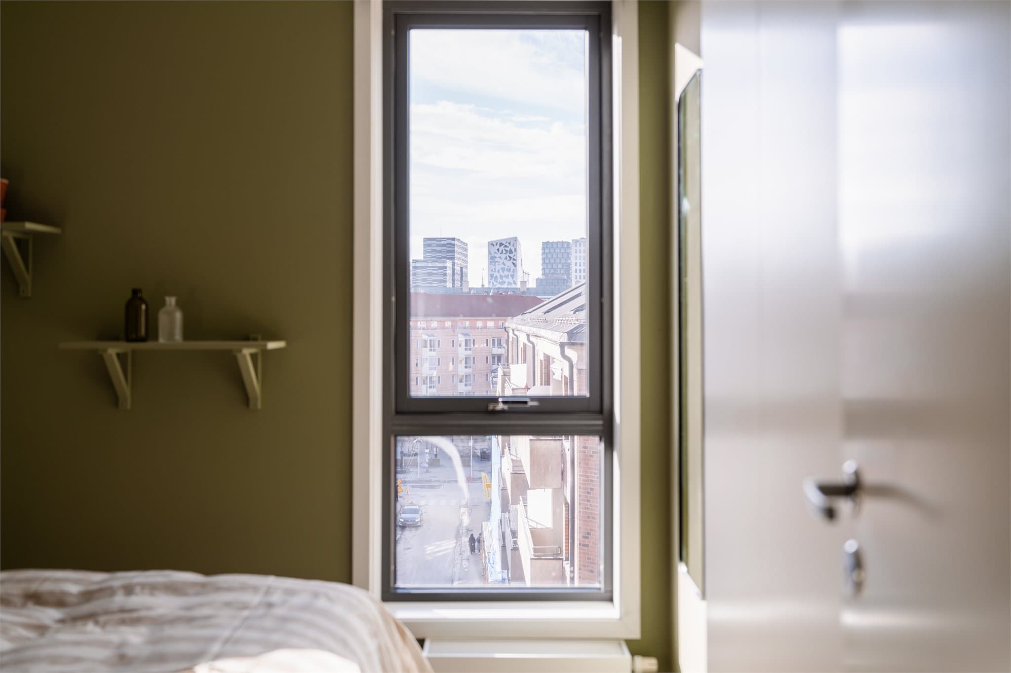 Fra soverommet er det utsikt over byens tak og gateliv.
