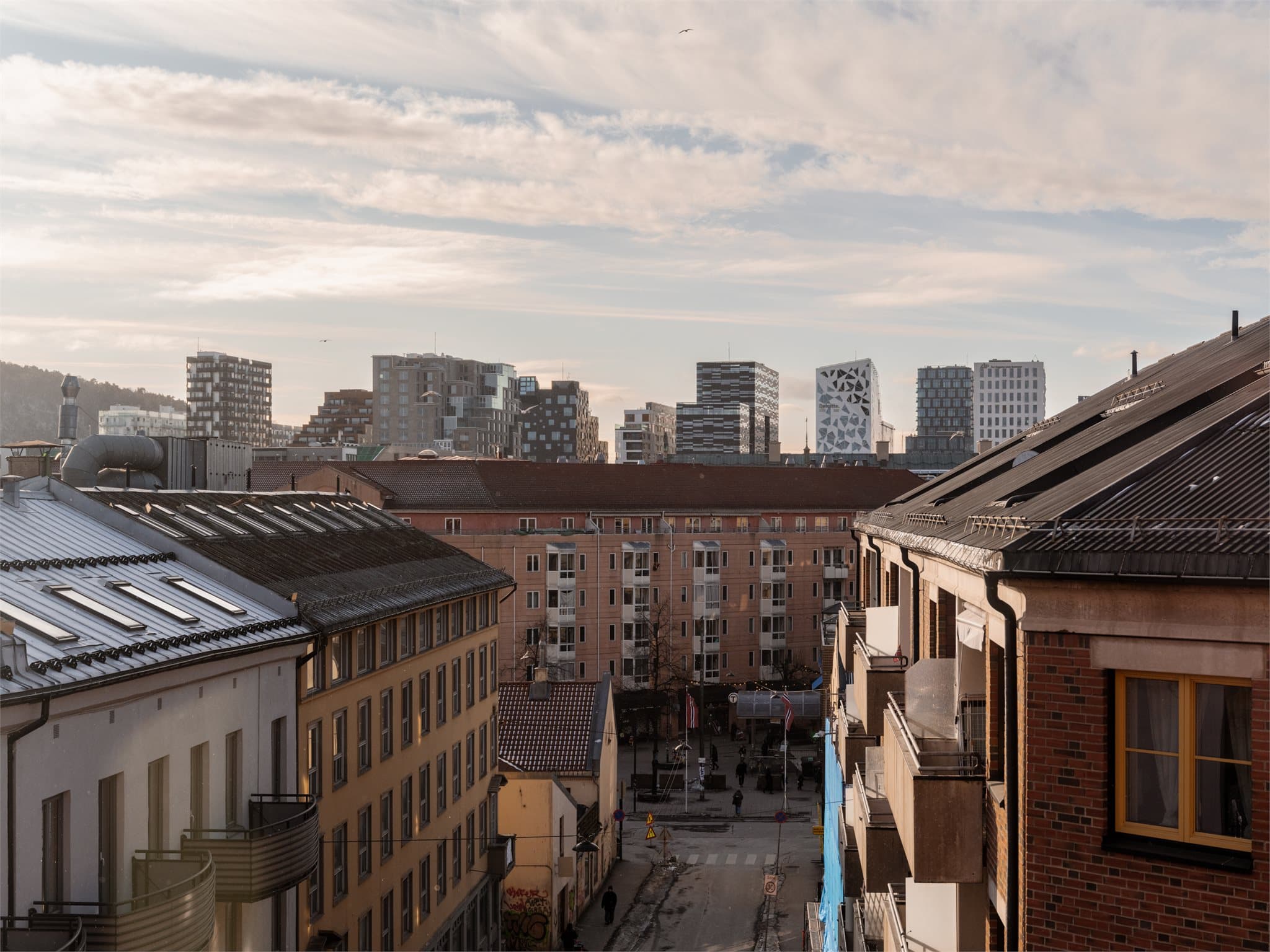Fra takterrassen er det utsikt mot Barcode og Bjørvika.