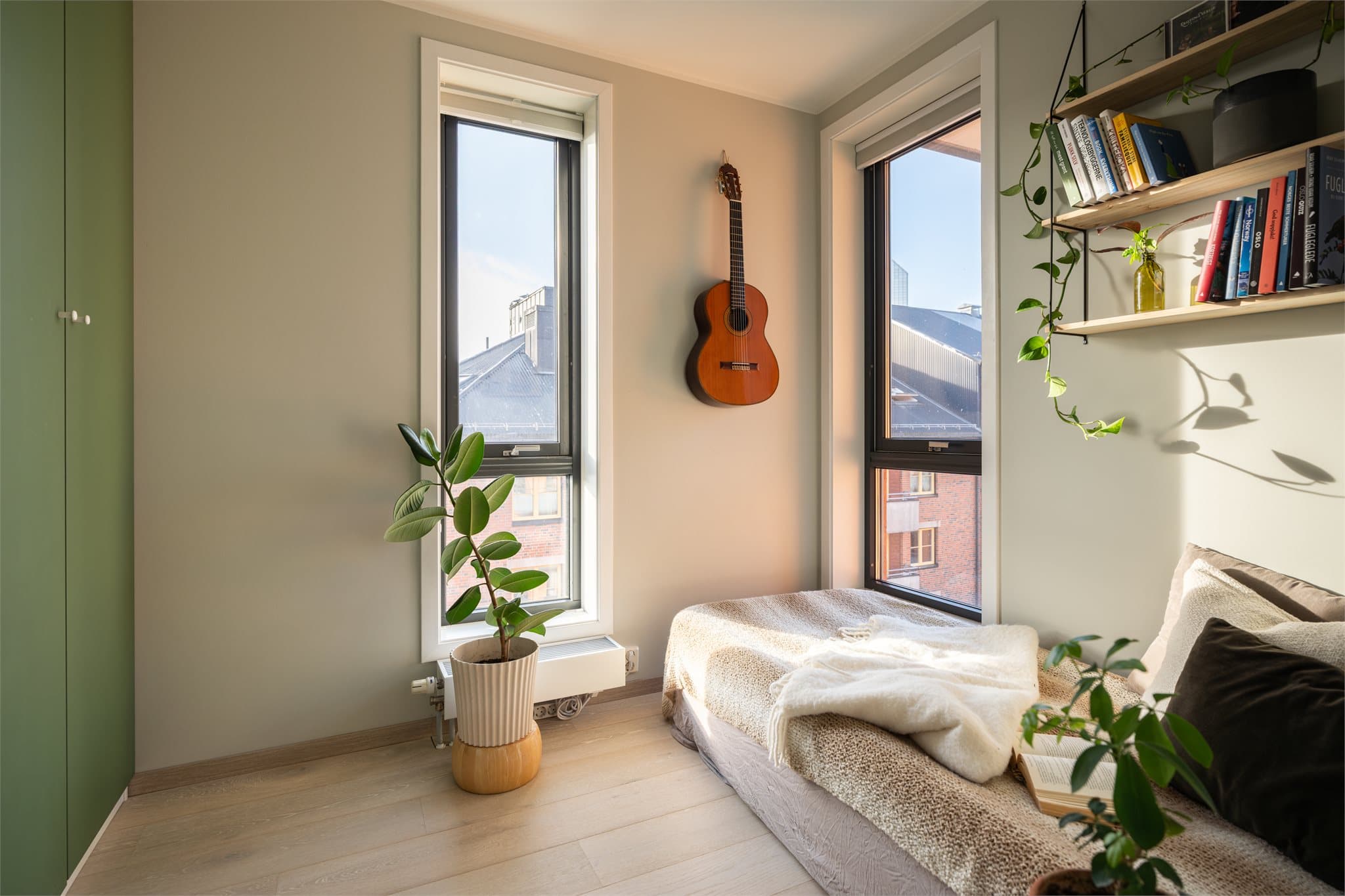 Også dette rommet har store vindusflater som gir godt med dagslys.