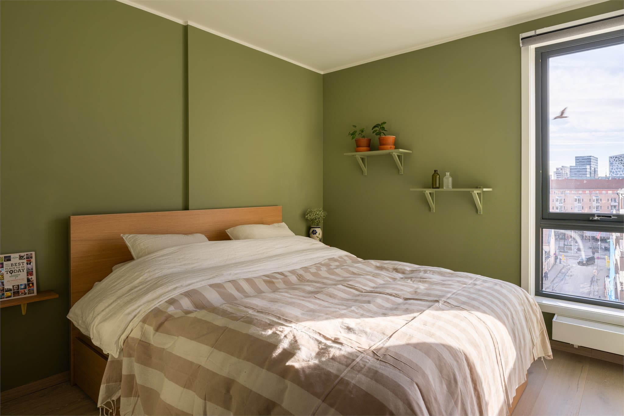 Hovedsoverommet fikk nytt 1-stavs parkettgulv i 2021 og ble malt i 2020.