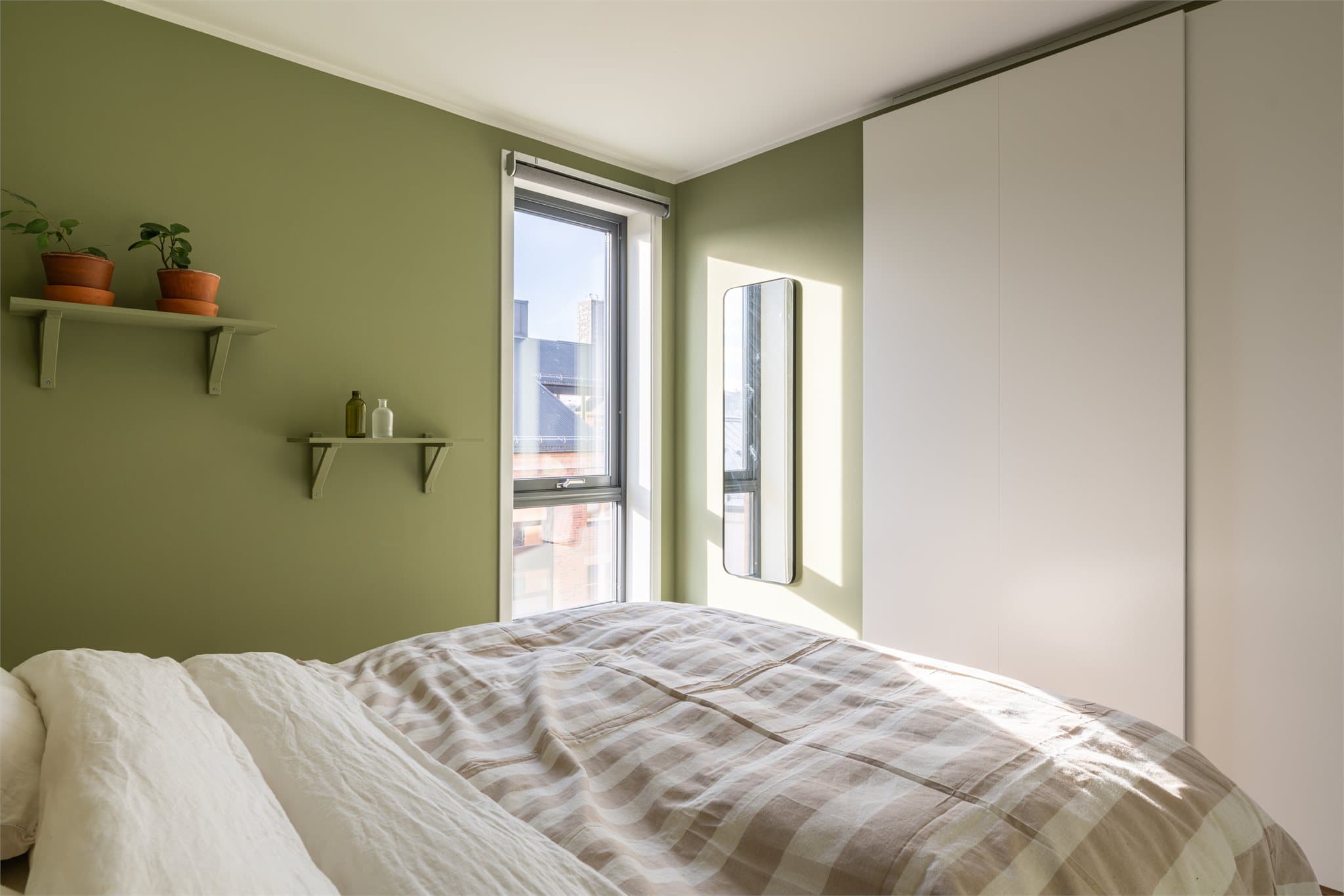 Her er det et plassbygd garderobeskap fra 2020 som gir rikelig med oppbevaringsplass.