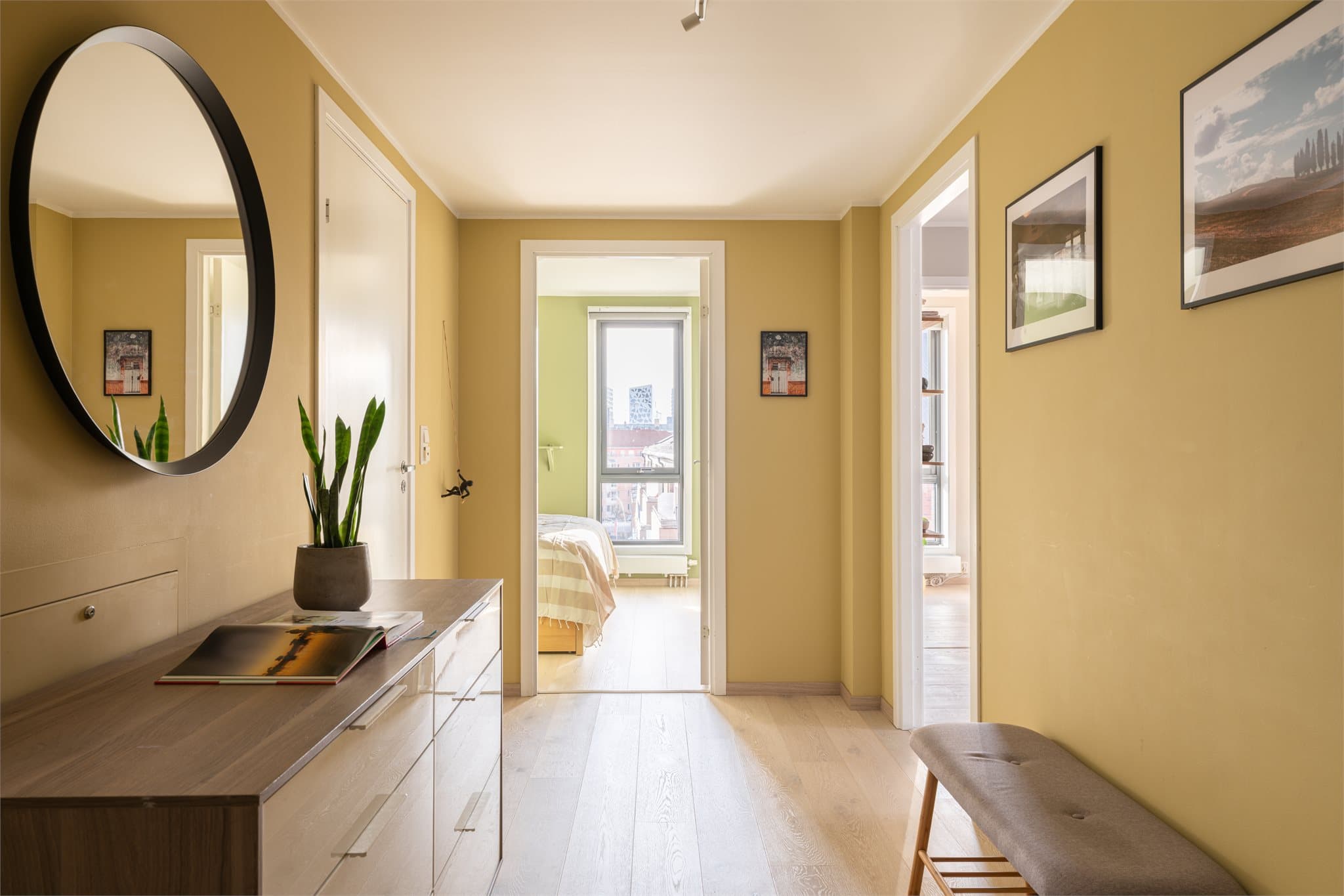 Entréen ble pusset opp i 2022 med malte vegger og nytt taklys.