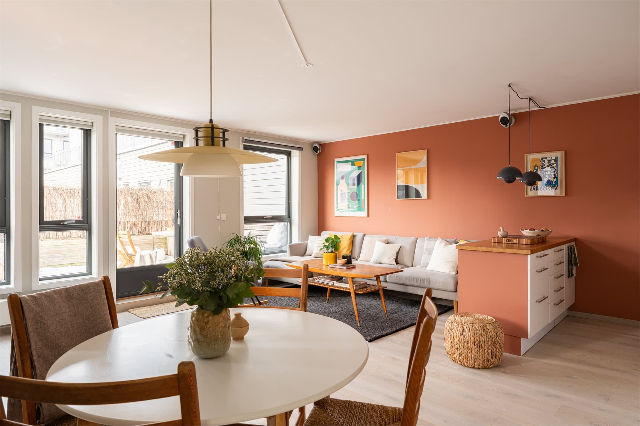 Leiligheten ligger på hjørnet i 6. etasje har store vindusflater som slipper inn rikelig med naturlig lys.