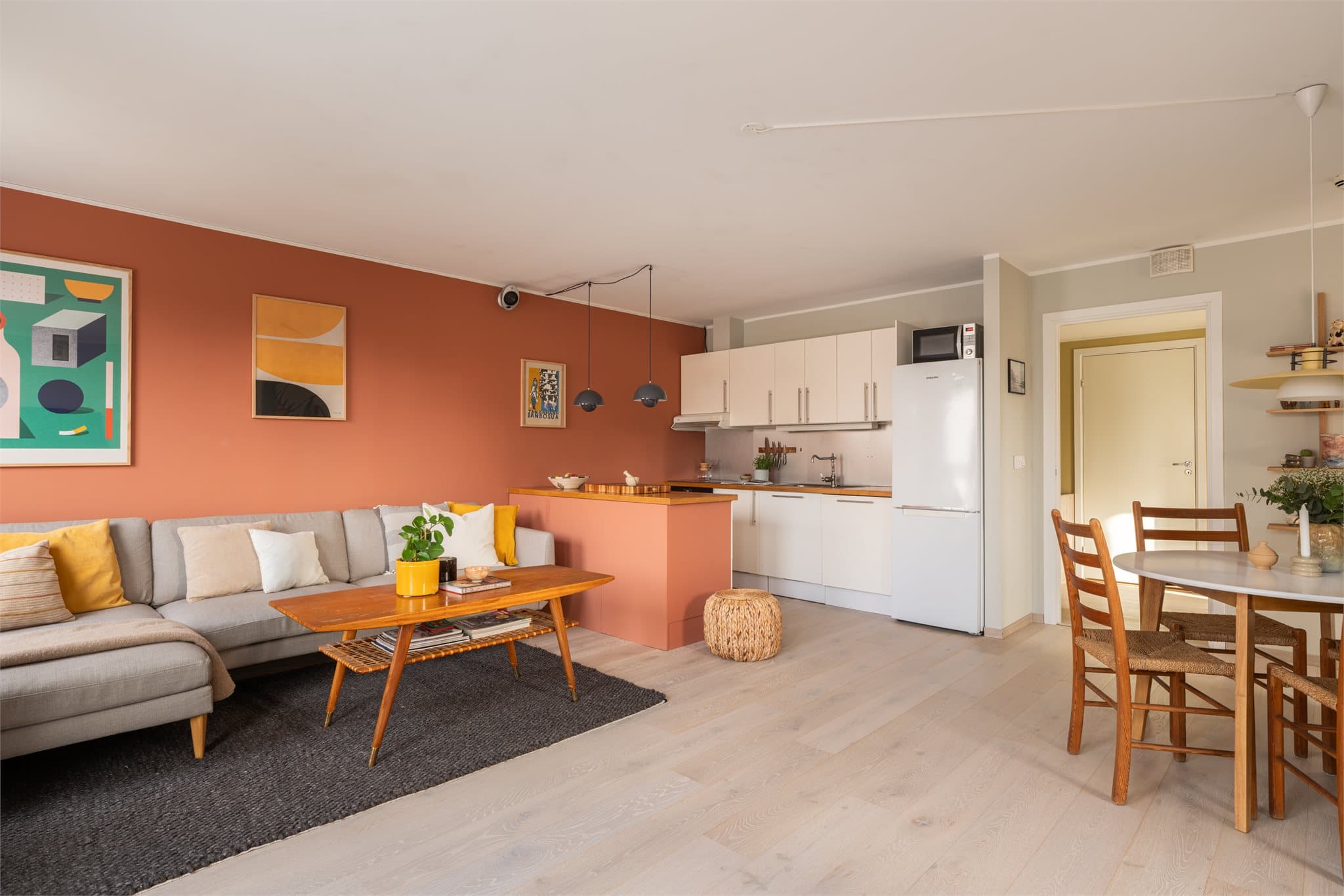 Kjøkkenet er en integrert del av oppholdsrommet, med en praktisk halvøy som gir ekstra arbeidsflate.