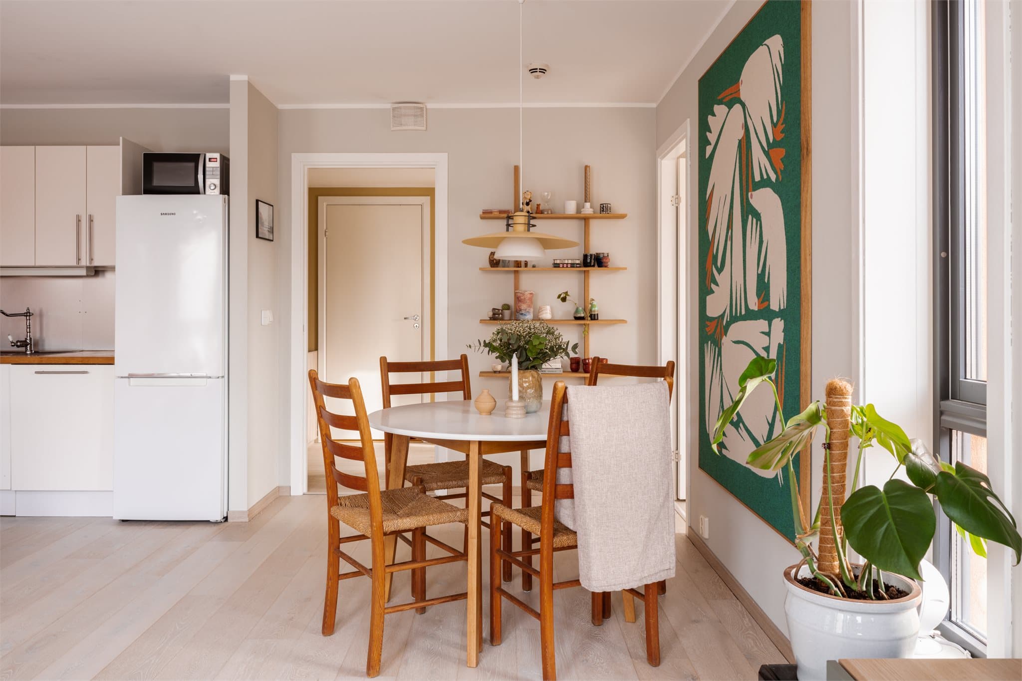 Det er god plass til en egen spisesone i tilknytning til kjøkkenet.