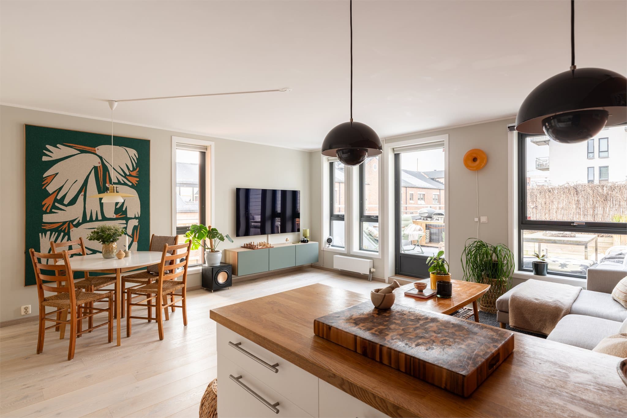 Stuen har gjennomgående 1-stavs eikeparkett og en kontrastvegg som ble malt i februar 2024.