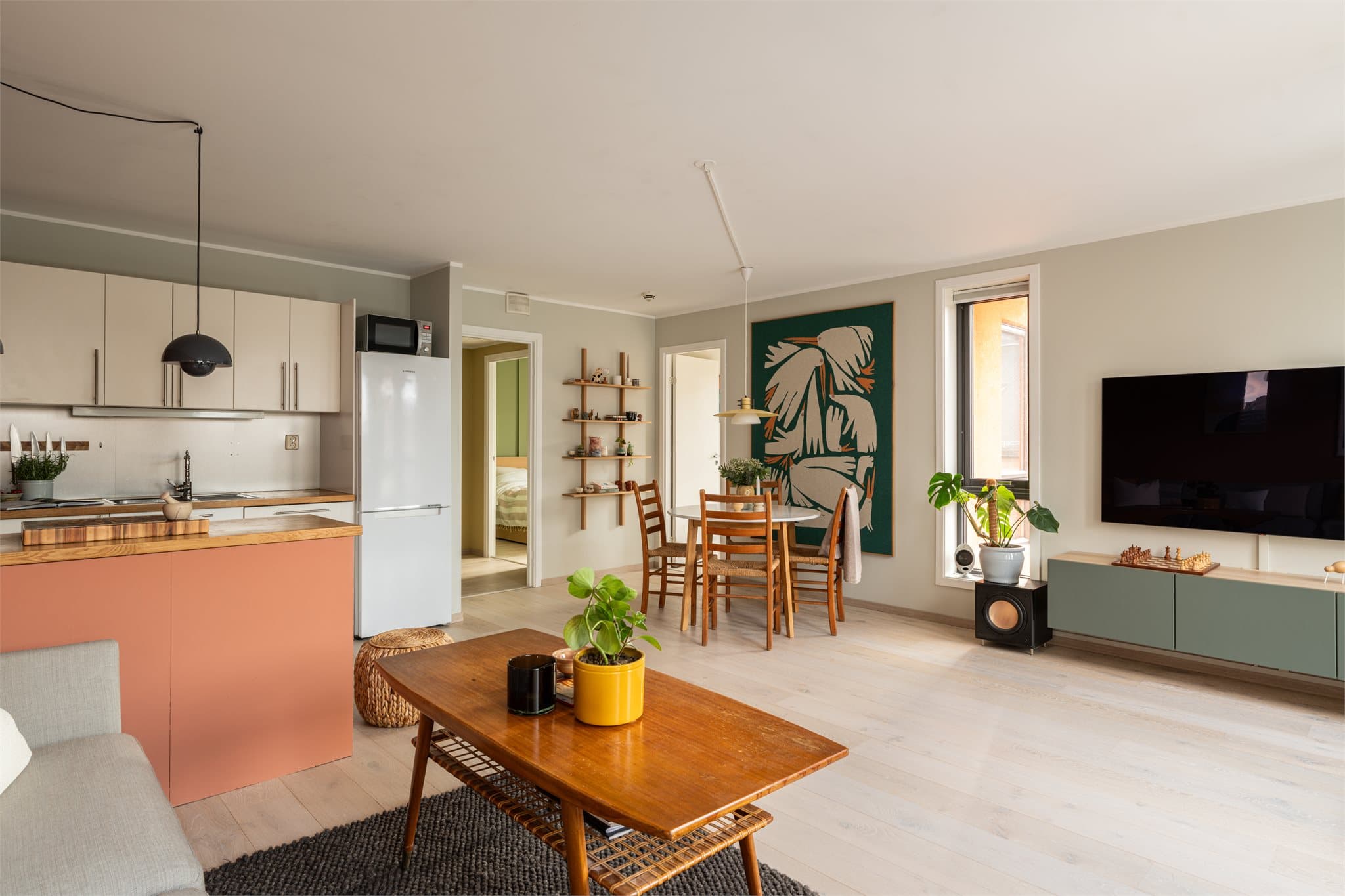 Leiligheten har en gjennomgående god standard med flere oppgraderinger de siste årene.