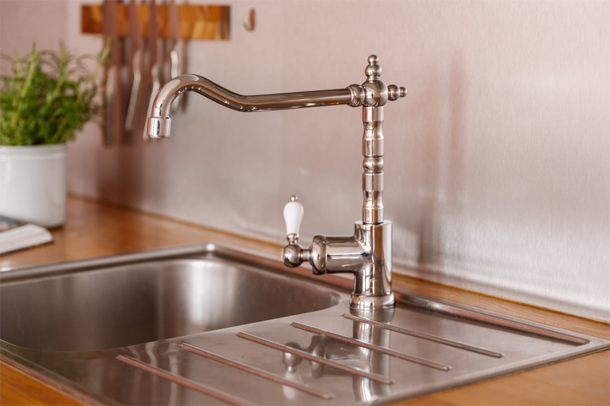 Kjøkkenet har en solid benkeplate i heltre med nedfelt vaskekum i stål.