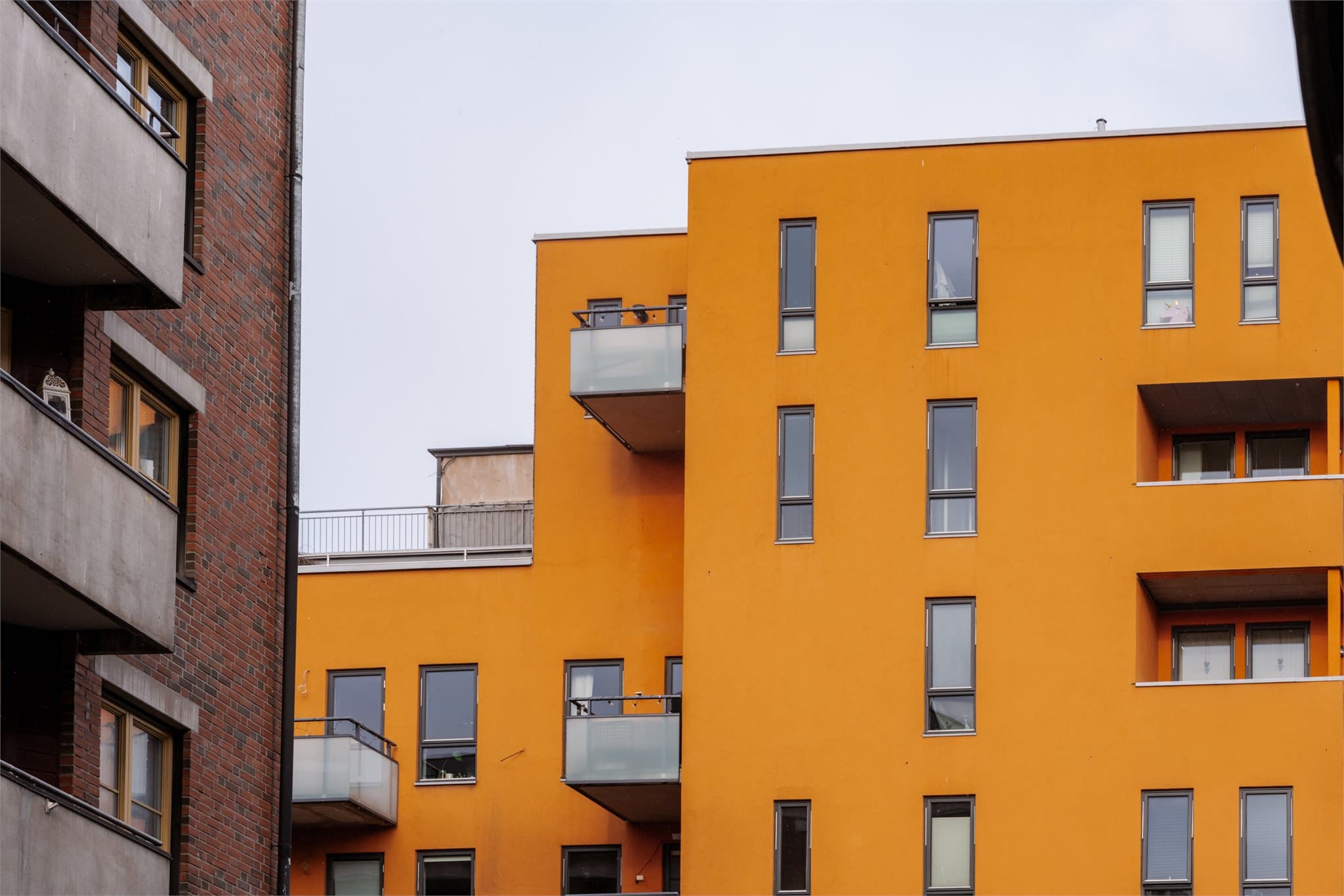 Bygget er fra 2009 (ferdigattest 2016) med yttervegger av pusset mur og trekledning.