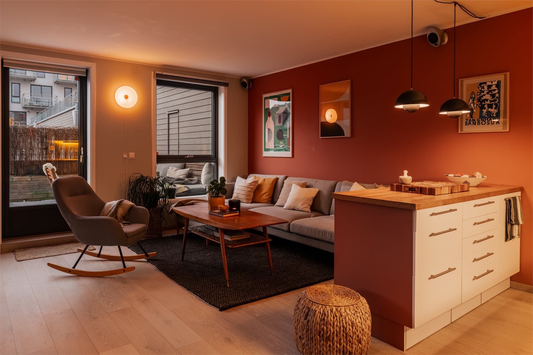 Den åpne løsningen mellom stue og kjøkken skaper en sosial og luftig atmosfære.