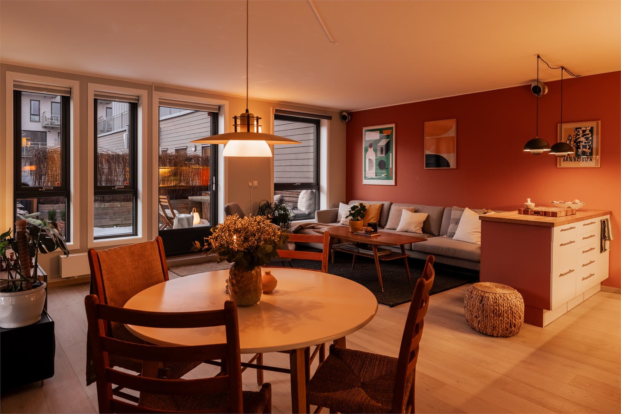 Vinduer med 3-lags isolerglass fra byggeår bidrar til god isolasjon og komfort.