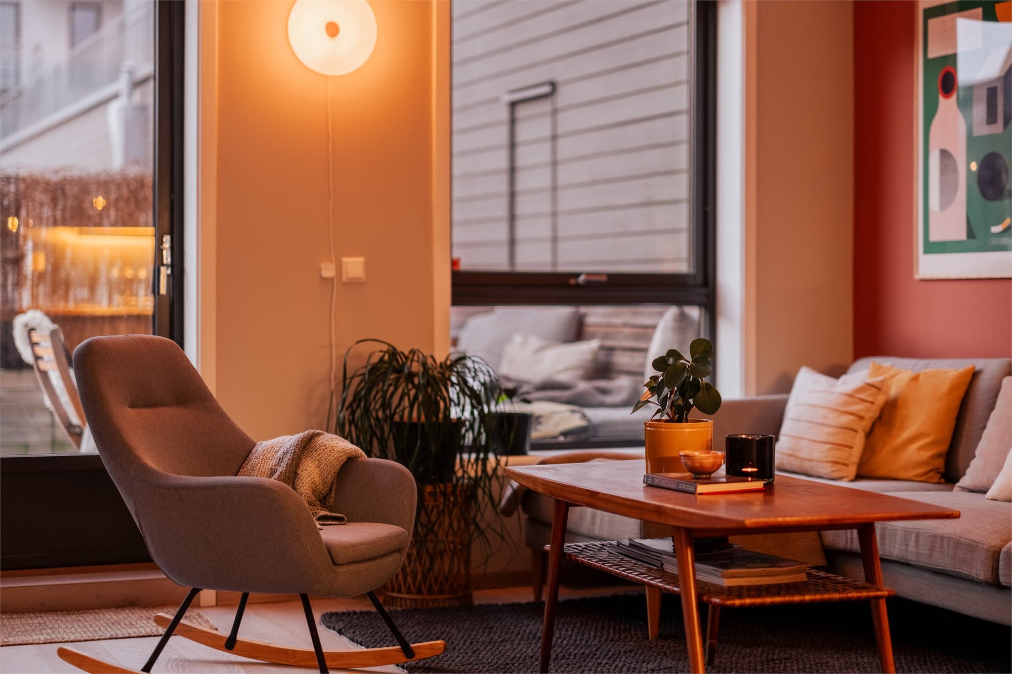 Fra stuen er det direkte utgang til den private takterrassen via en balkongdør.