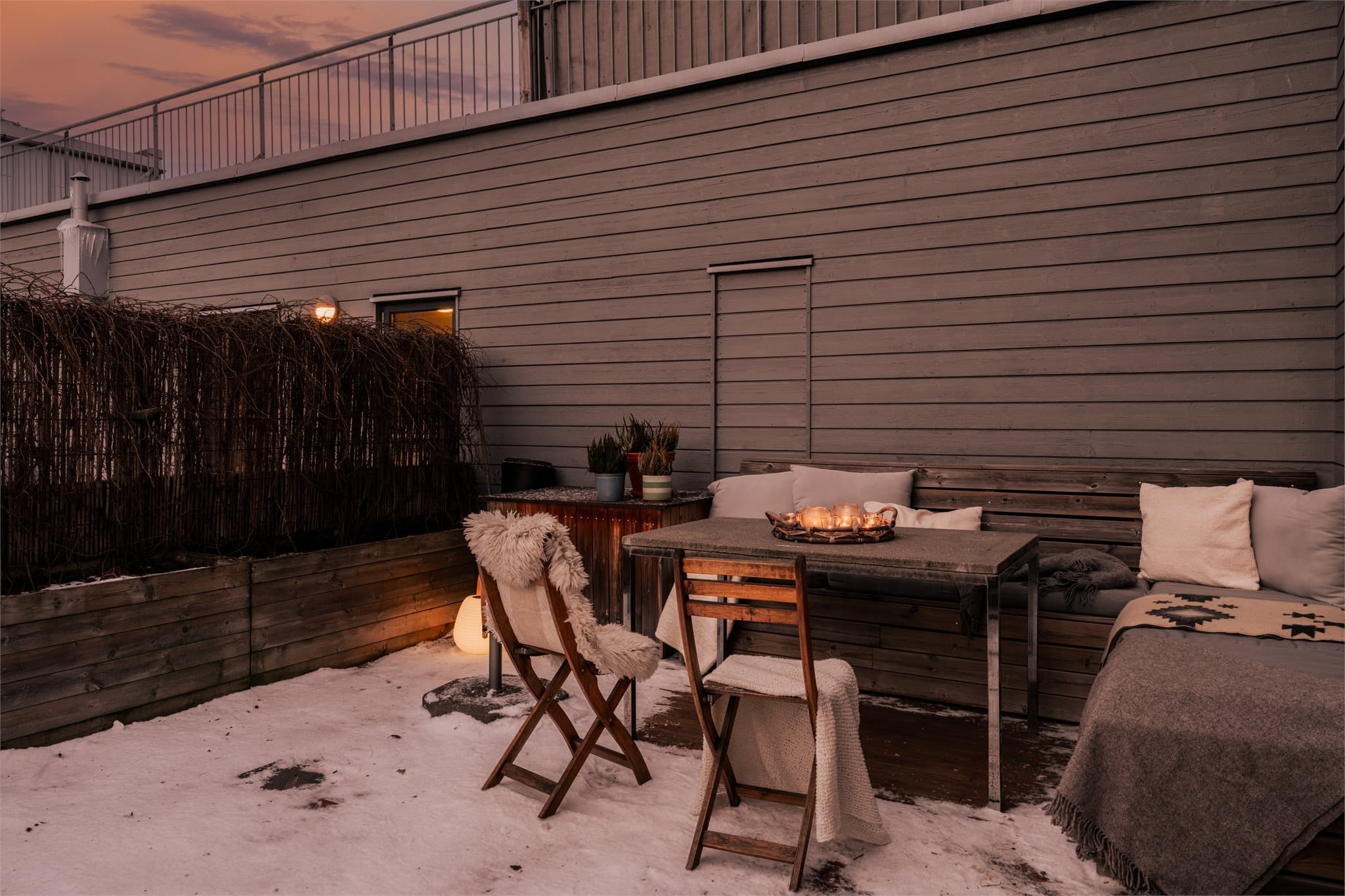 Terrassen er jevnlig vedlikeholdt og ble sist beiset i 2024.