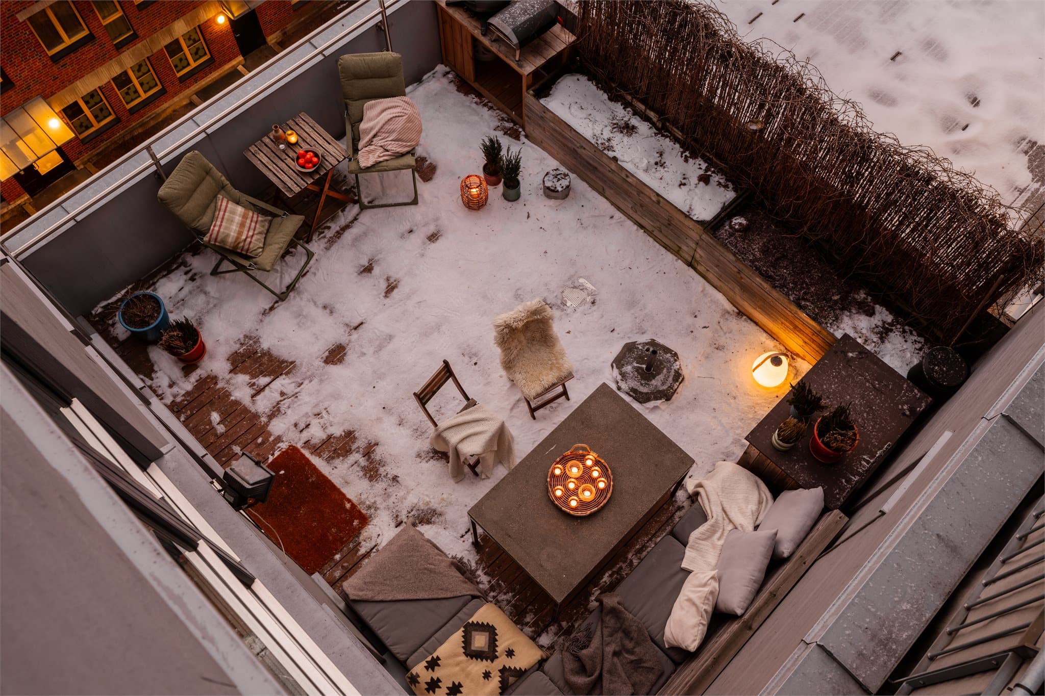 Takterrassen gir god plass til både en romslig sittegruppe og spiseplass.