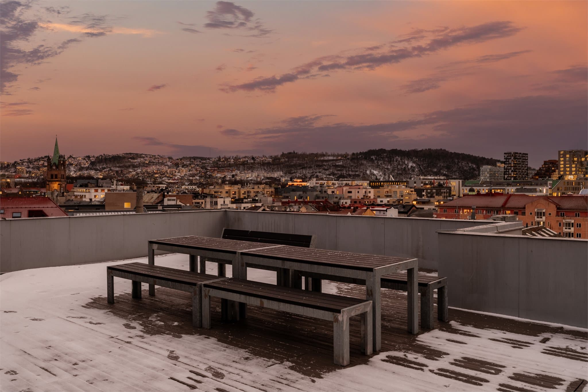 I tillegg til den private uteplassen, er det en felles takterrasse i hver blokk.