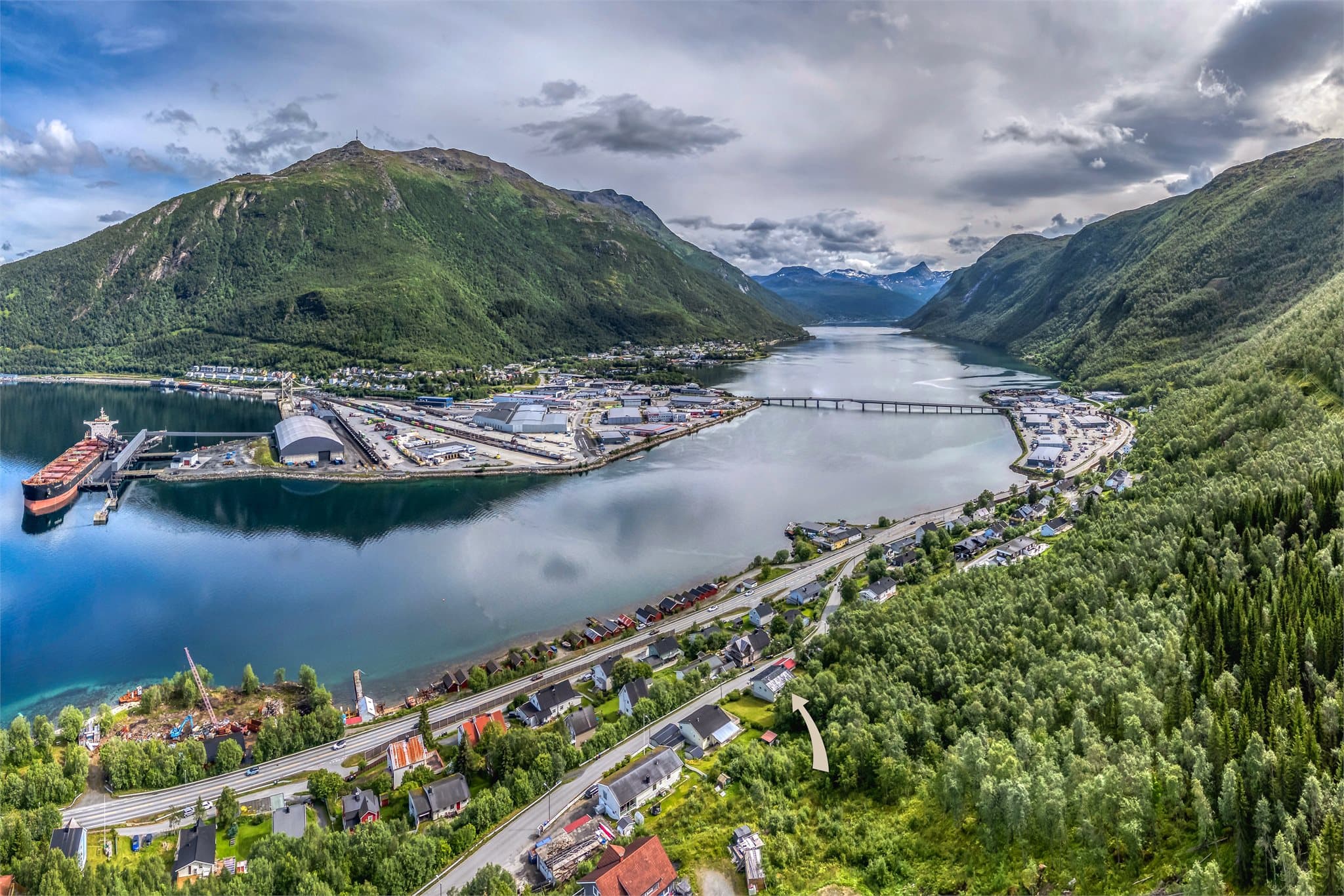 Boligen ligger fint til med friområde like bak eiendommen