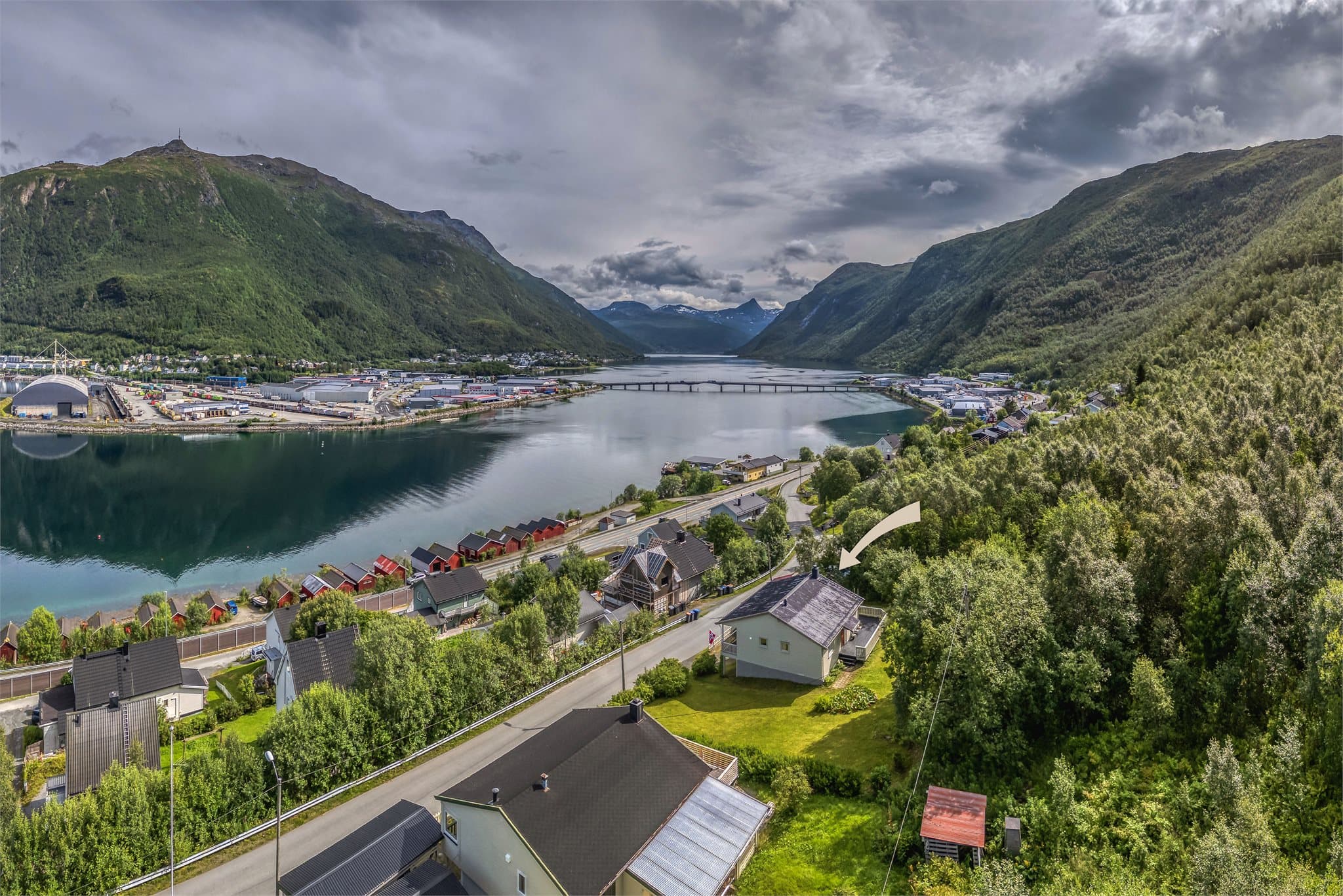 Sti på baksiden av eiendommen fører til øvre del av slalombakken med videre forbindelse til Ankenesfjellet