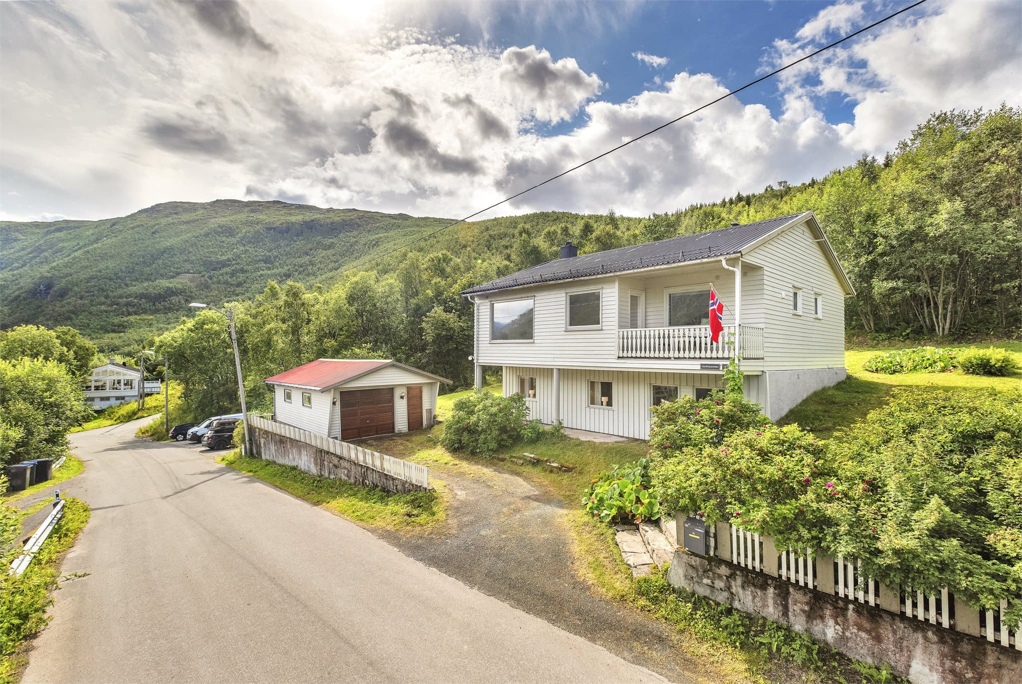 Eneboligen går over to plan, 1. etasje og underetasje. Separat garasje.