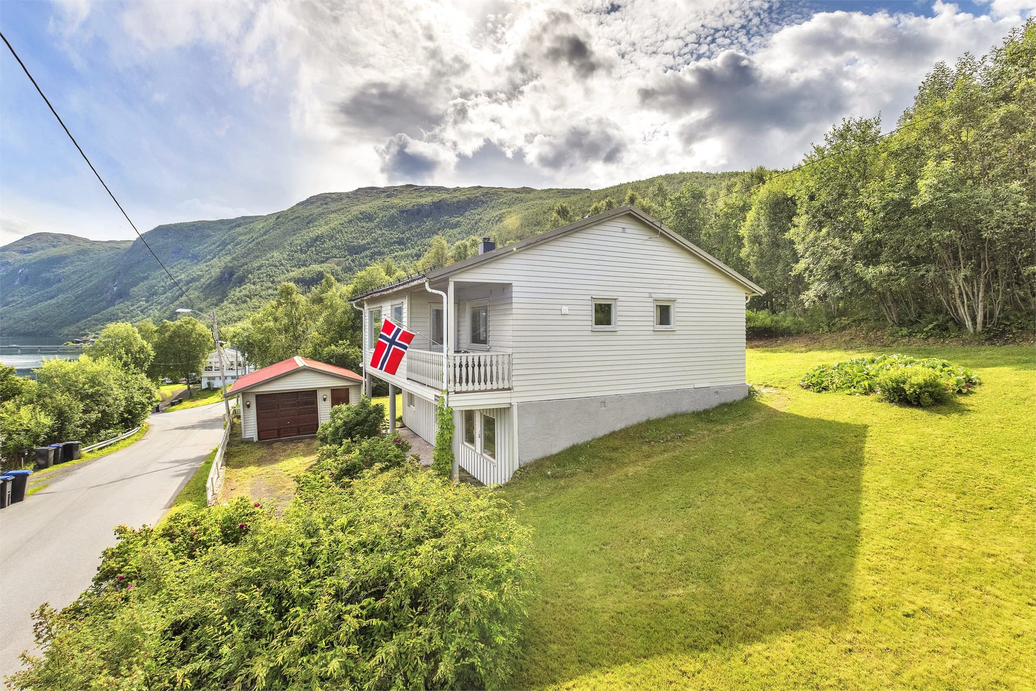 ca. 100 meter bak eiendommen finner man gapahuk og bålplass