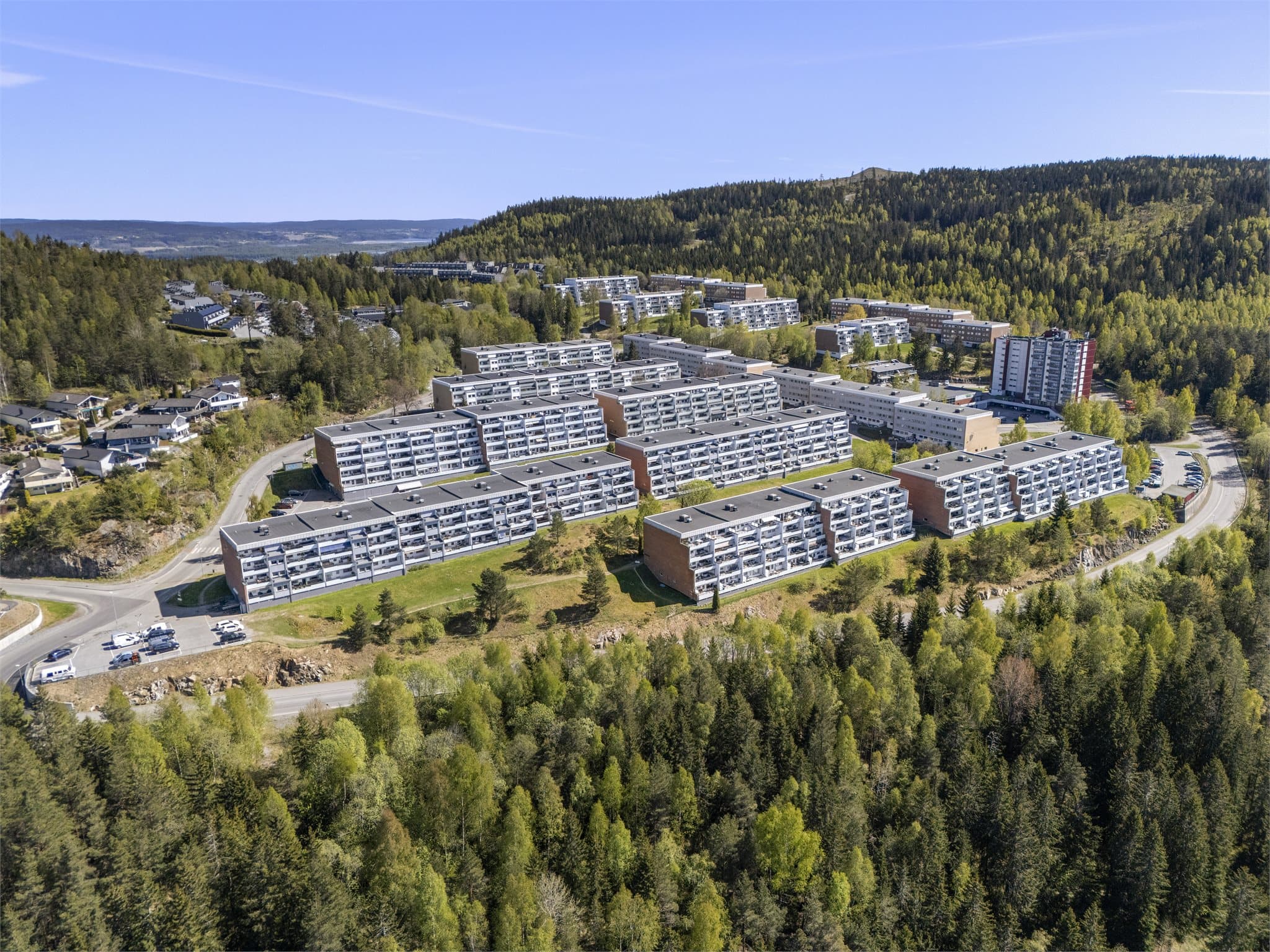 lystadlia er omkranset av store skogs- og turområder, med flotte turstier til blant annet Bjønnåsen og Ramstadslottet.