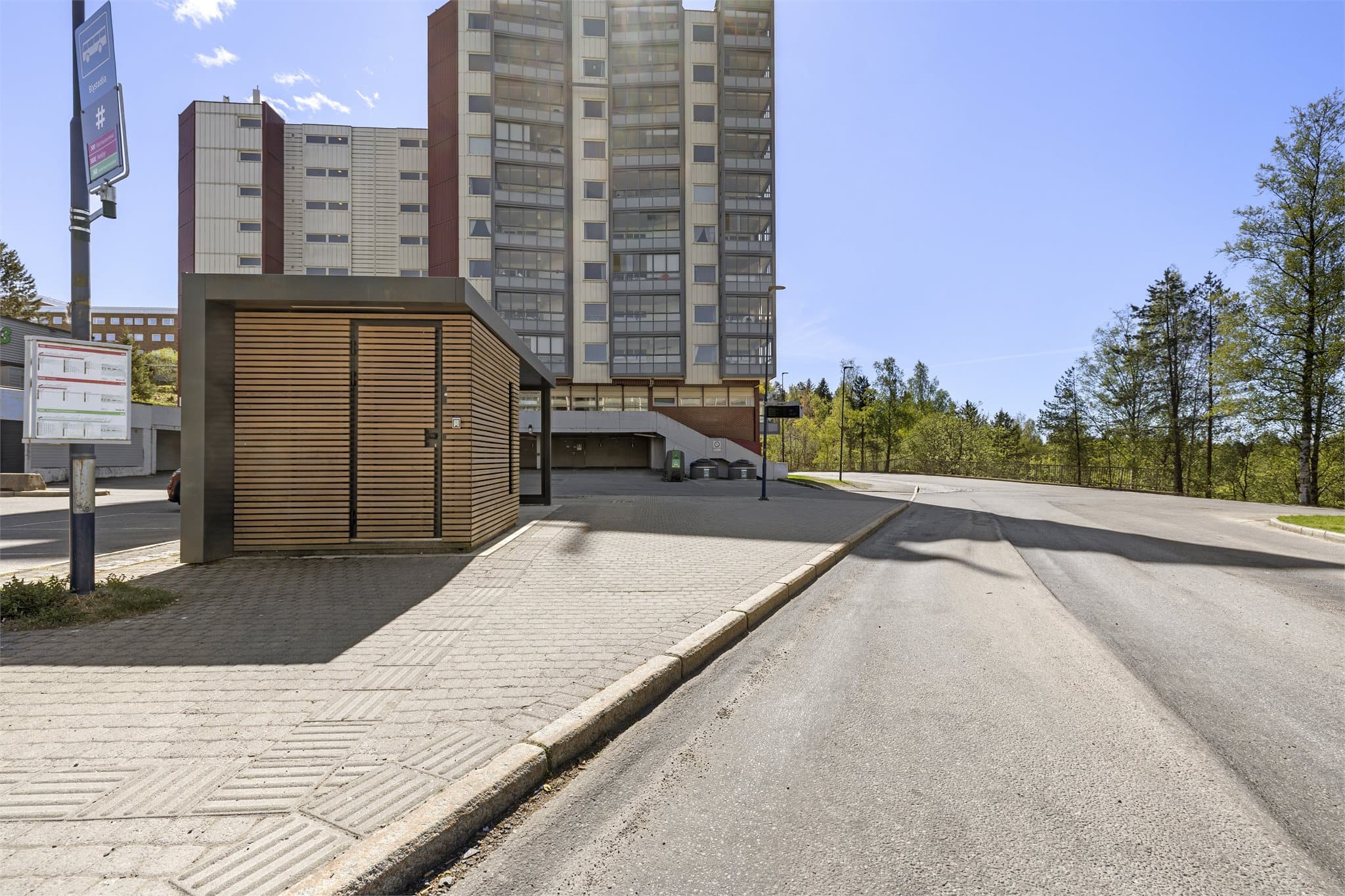 Herfra går det hyppige avganger til Lillestrøm, samt ekspressbusser til Oslo med en reisetid på rundt 25 minutter.