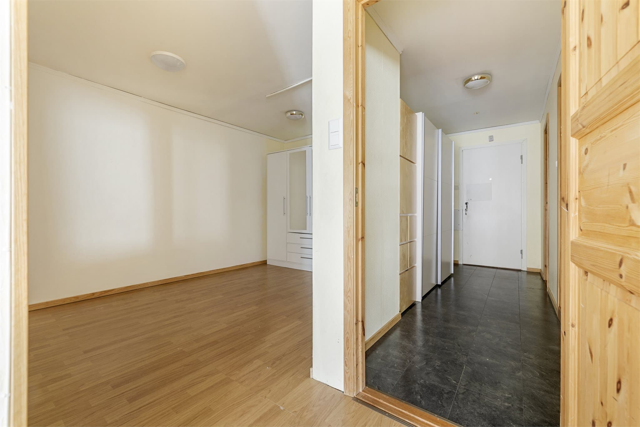 Leiligheten har en tilbaketrukket sovealkove med plass til dobbeltseng og garberobeløsning.