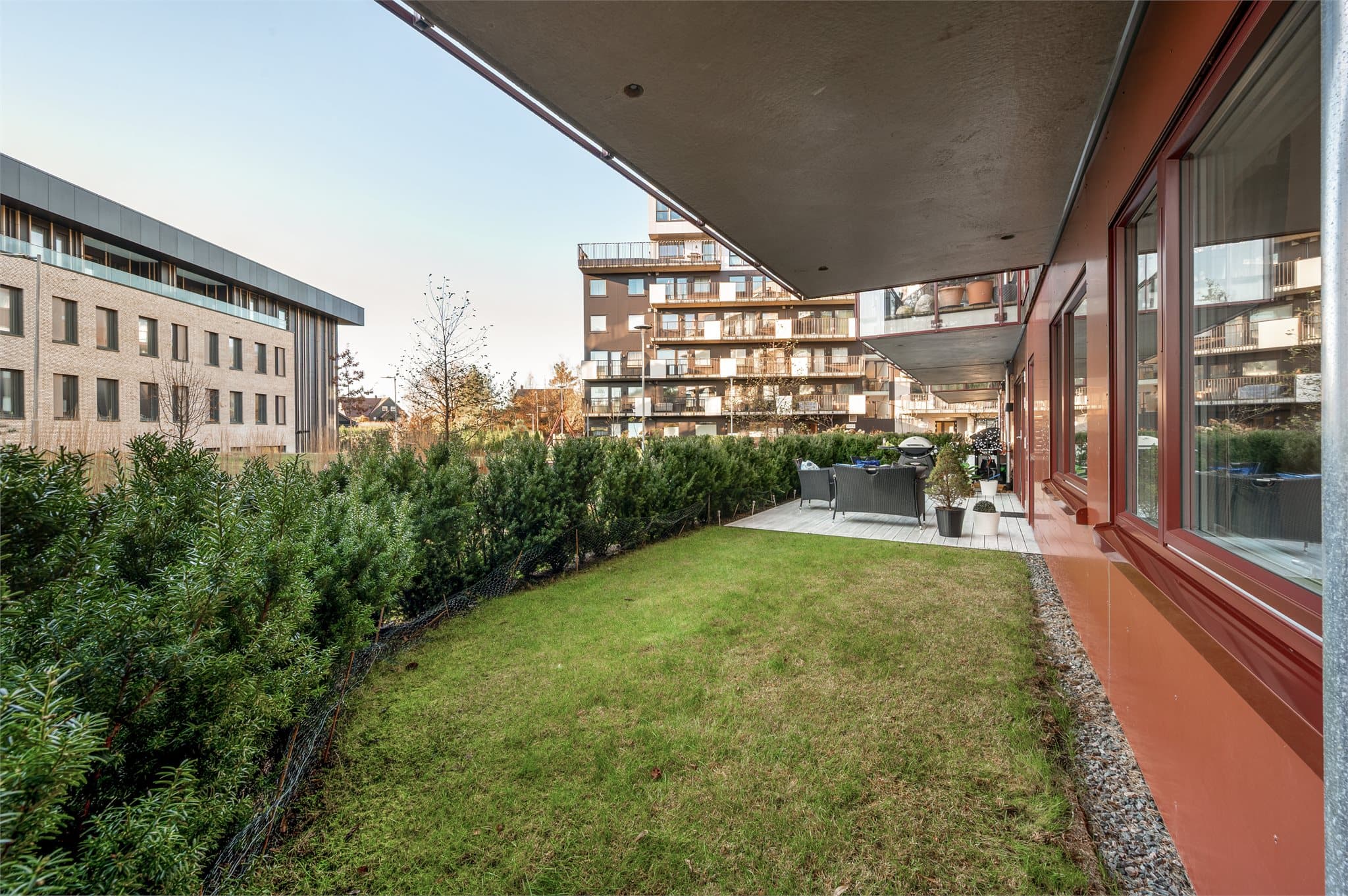 - Privat hage med hekk som er med på å skjerme for innsyn -