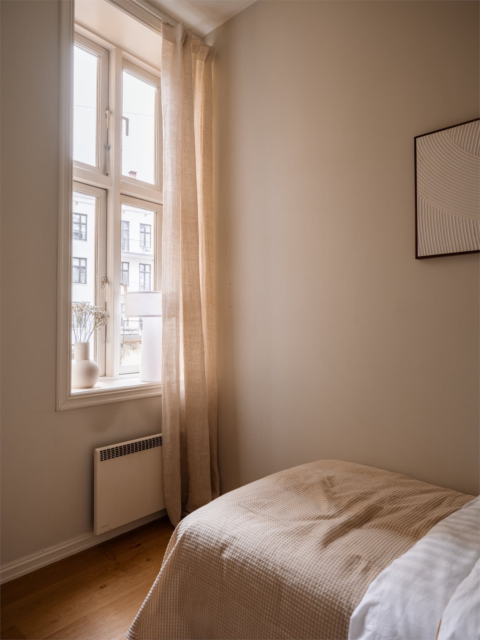 Også på soverommene videreføres den gjennomgående 1-stavs parketten.