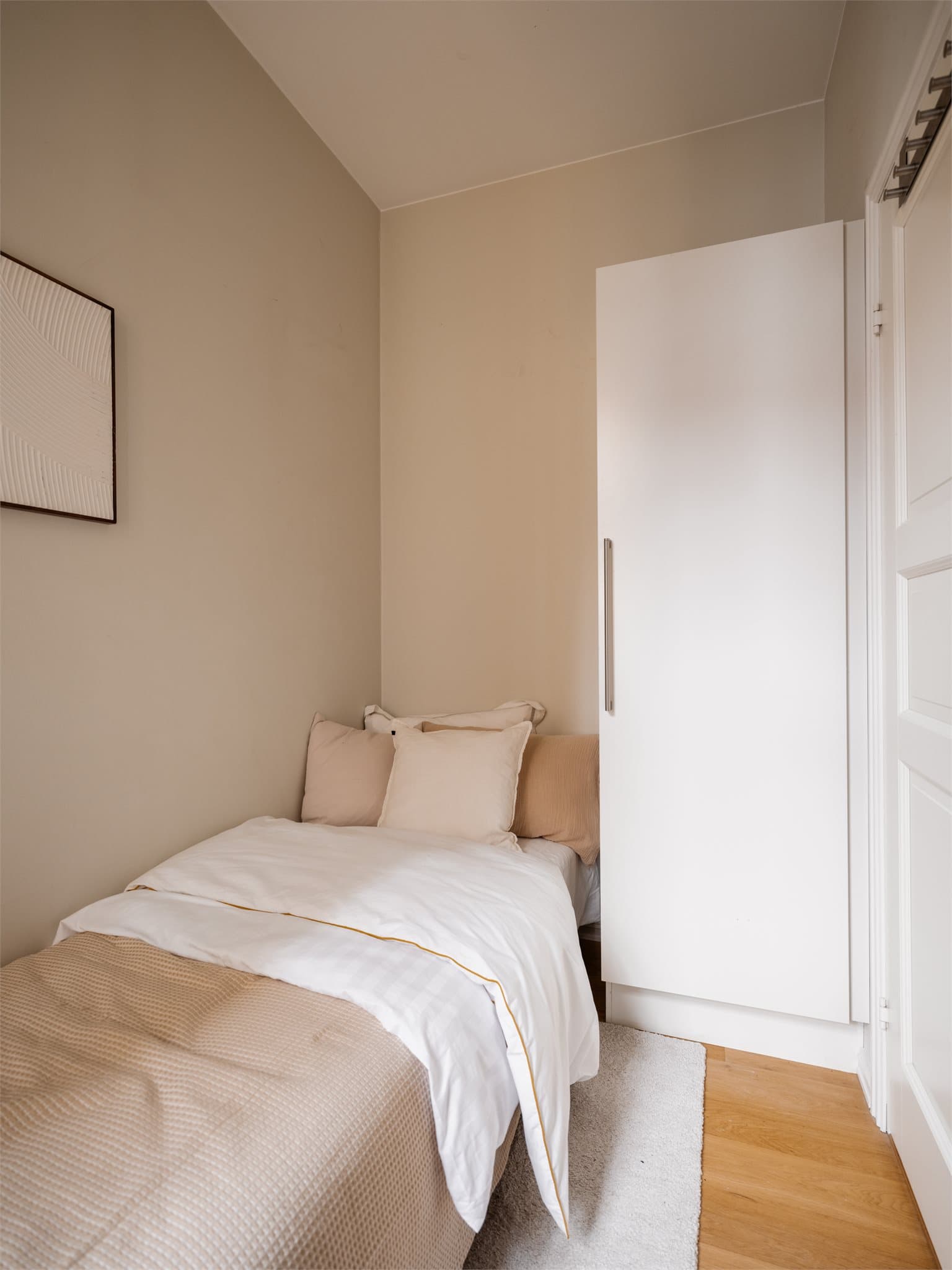 Det andre soverommet er fleksibelt og egner seg godt som barnerom, gjesterom eller hjemmekontor.