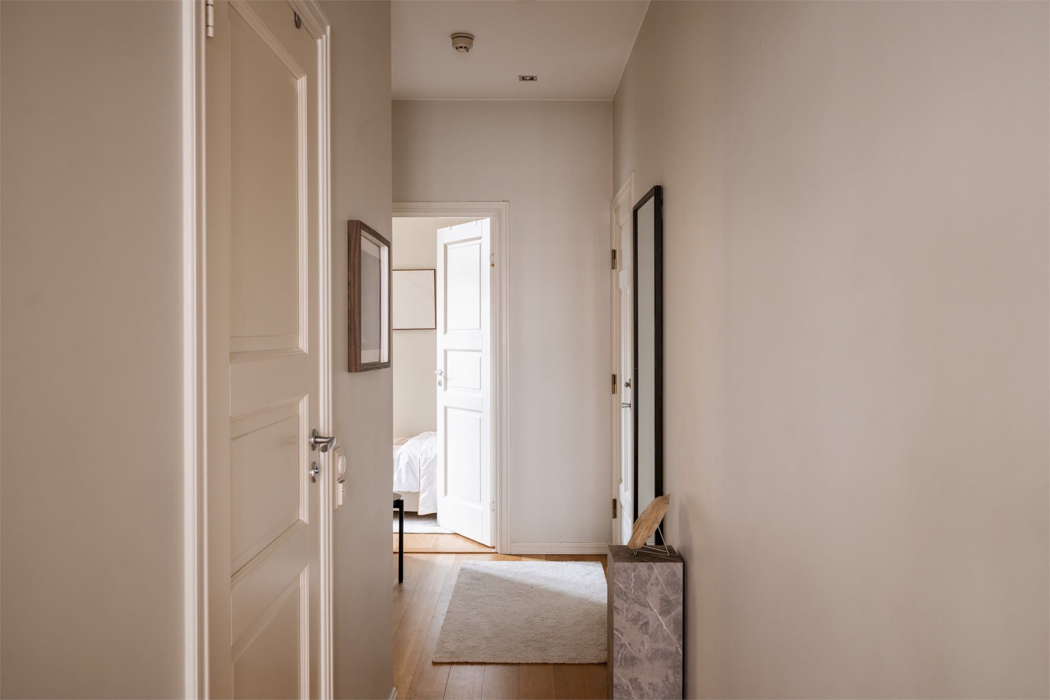 Lys og innbydende entré med en generøs takhøyde på 2,77 meter som gir en luftig og romslig atmosfære allerede ved ankomst.