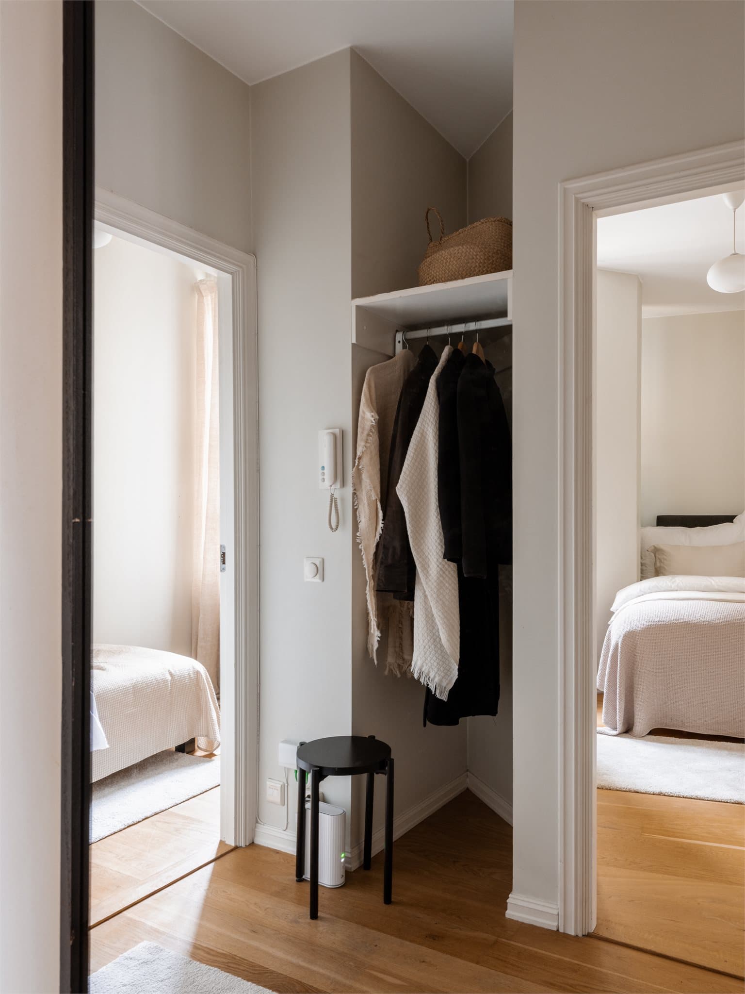 En praktisk garderobenisje i gangen gir god plass til oppbevaring av yttertøy og sko.