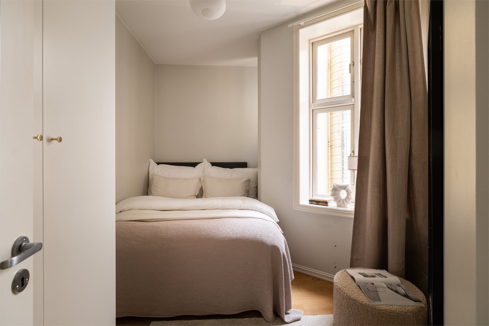 Leiligheten har to soverom. Dette rommet har plass til seng og garderobeløsning.