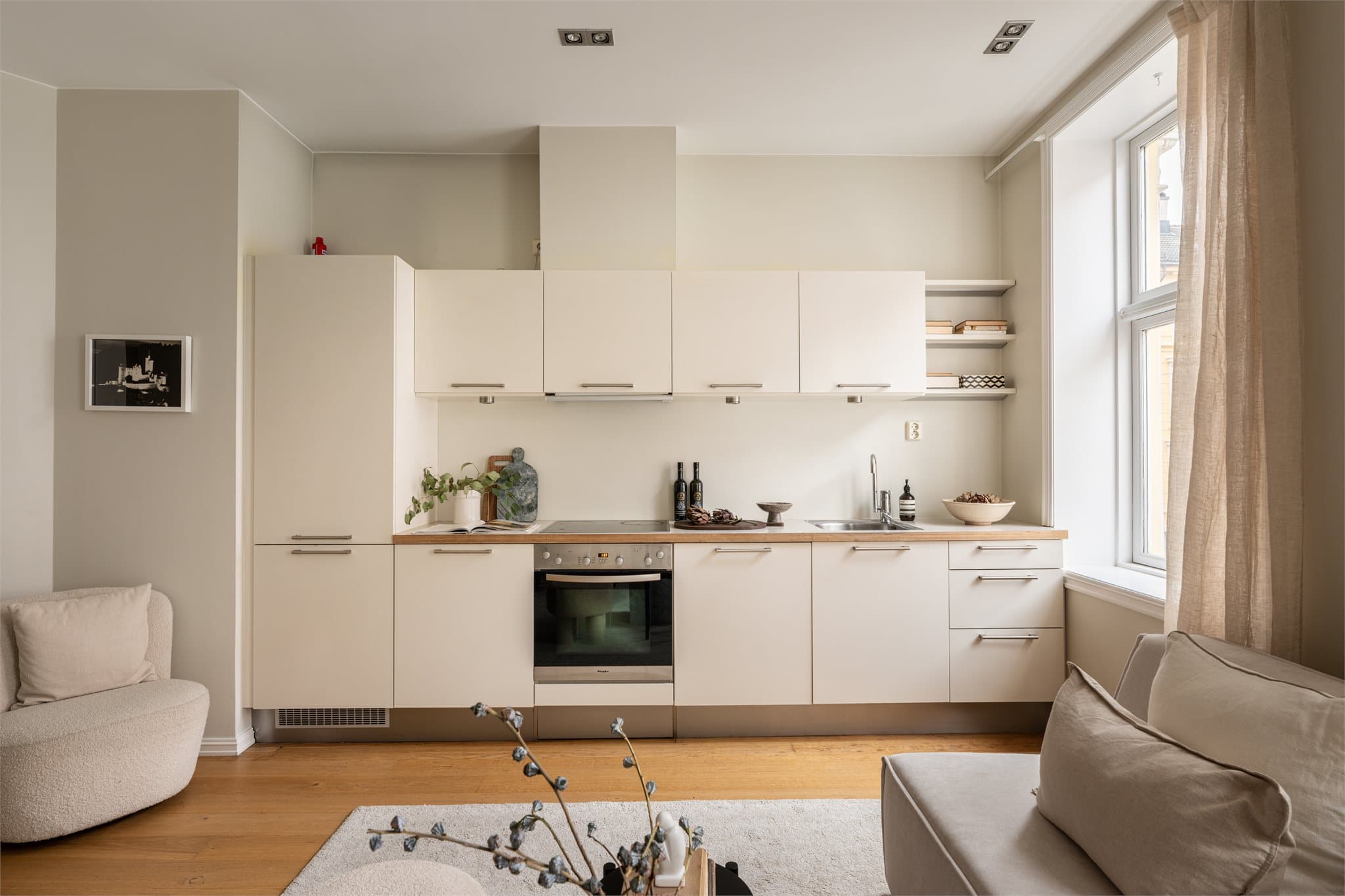 Dette er en leilighet i en klassisk bygård fra 1893, med moderne innslag av god kvalitet.