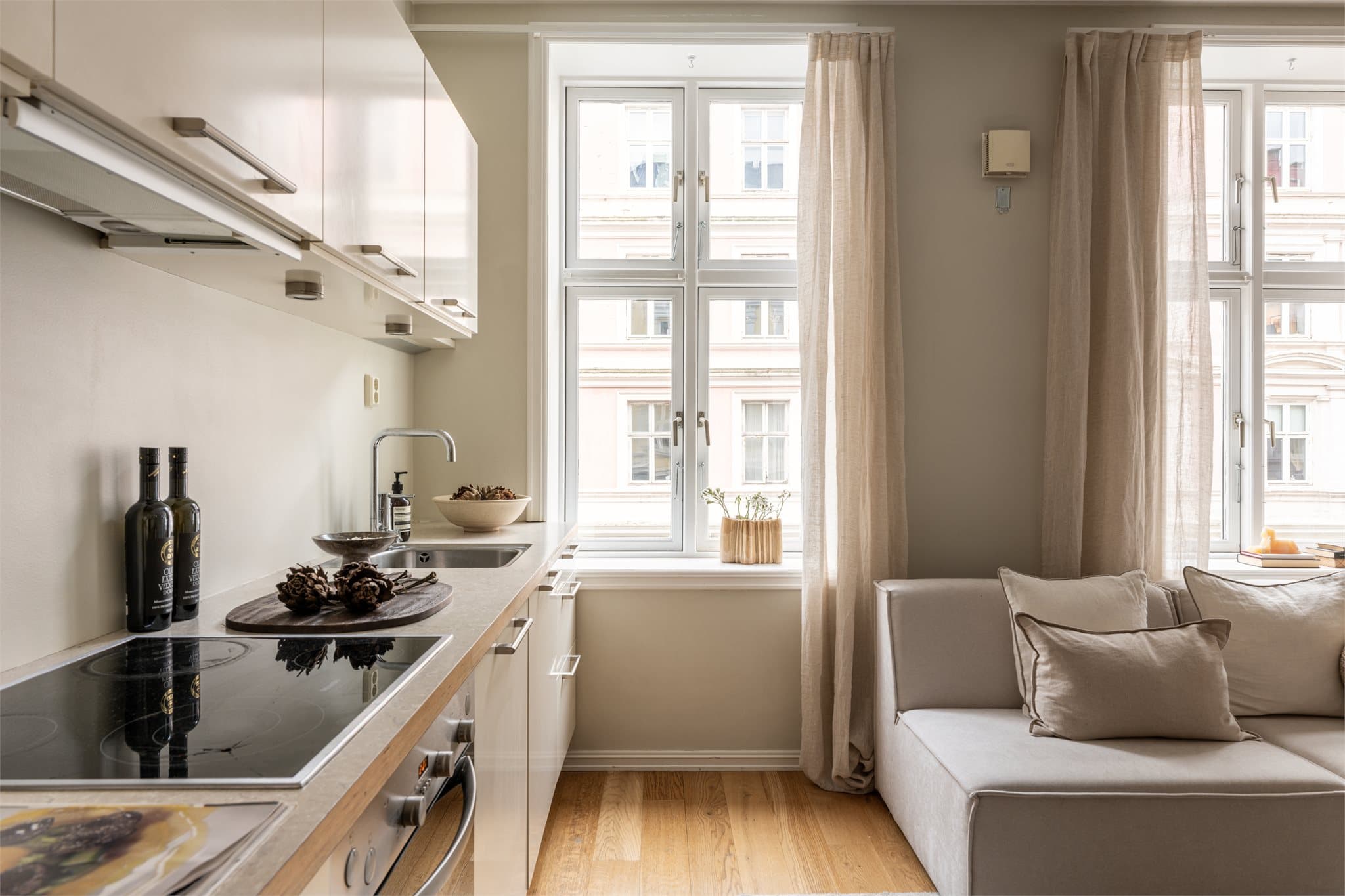 Store vindusflater med 2-lags isolerglass fra 1982 slipper inn rikelig med dagslys.