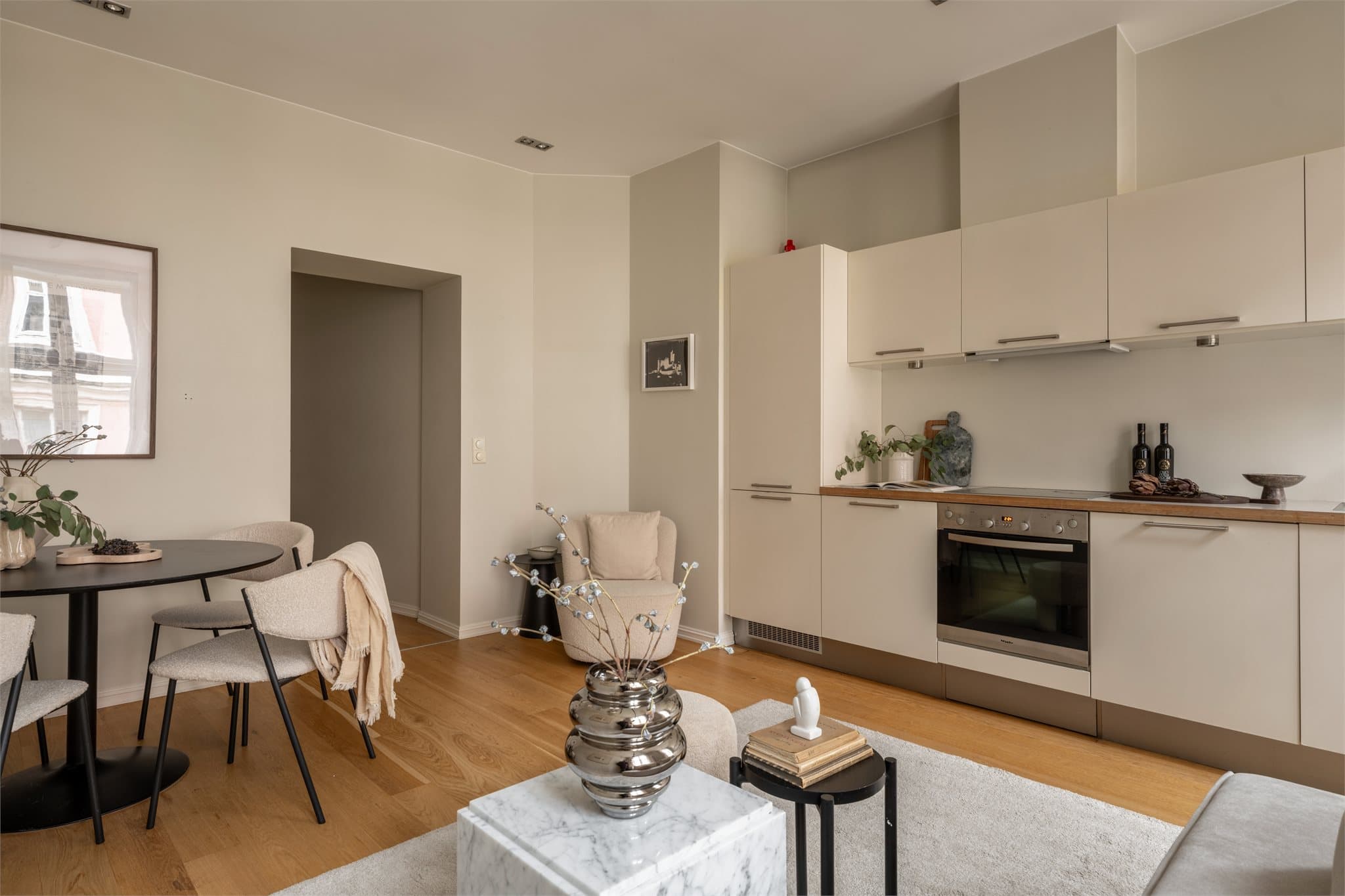 Den åpne planløsningen gir god plass til både sofagruppe og et eget spisebord.