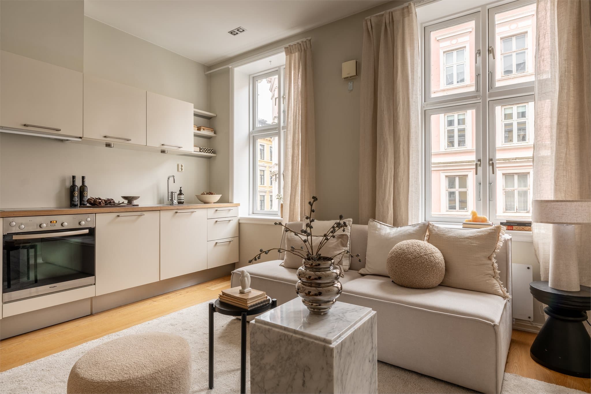 Kjøkkeninnredningen fra HTH har glatte fronter og integrerte hvitevarer, inkludert stekeovn, platetopp, oppvaskmaskin og kjøl/frys.