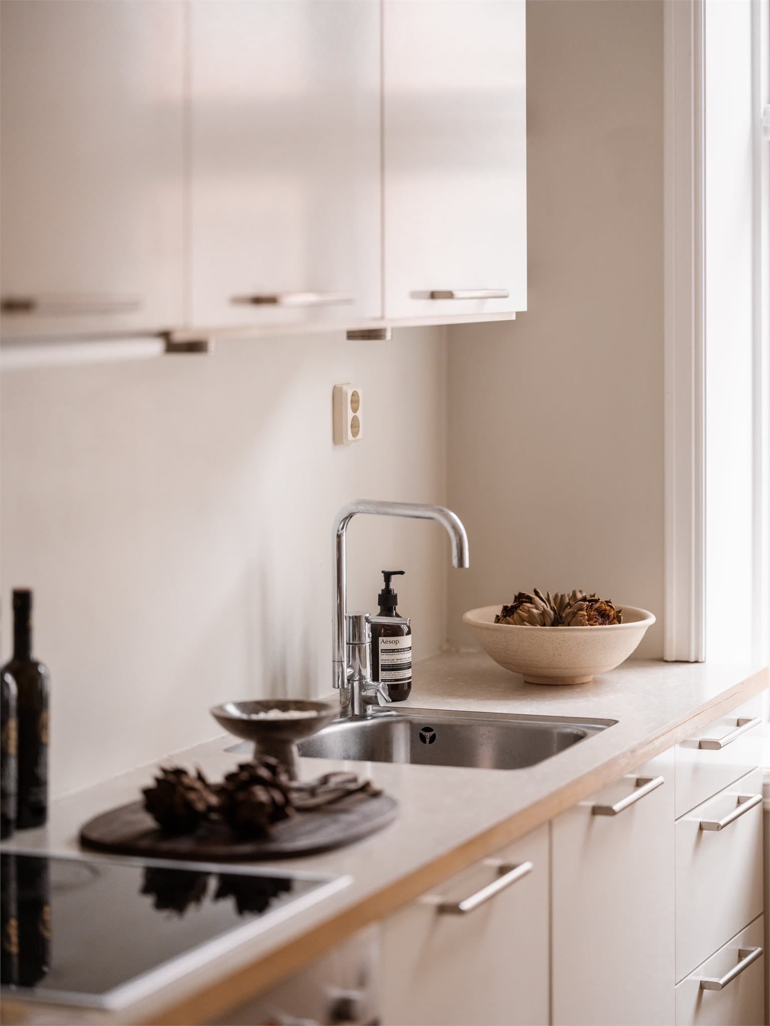 Laminatbenkeplaten er praktisk og slitesterk, og den planlimte vaskekummen bidrar til et helhetlig og ryddig design.