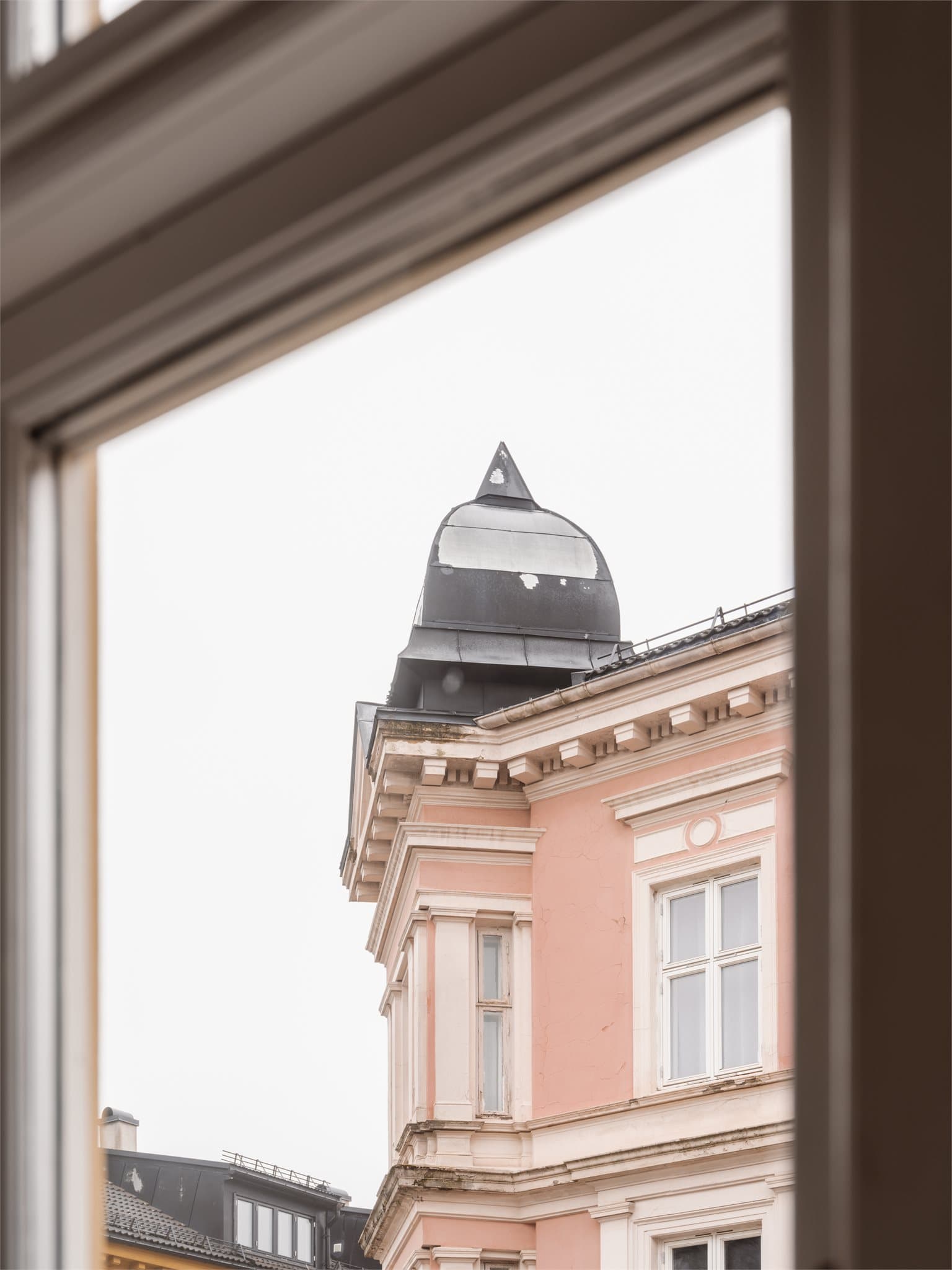 Utsikt mot nabolagets sjarmerende og klassiske bygårdsarkitektur.