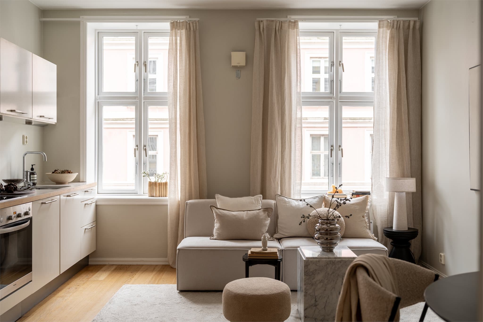 Boligen fremstår helhetlig og delikat, med vegger malt i behagelige nyanser og gjennomgående 1-stavs parkett.